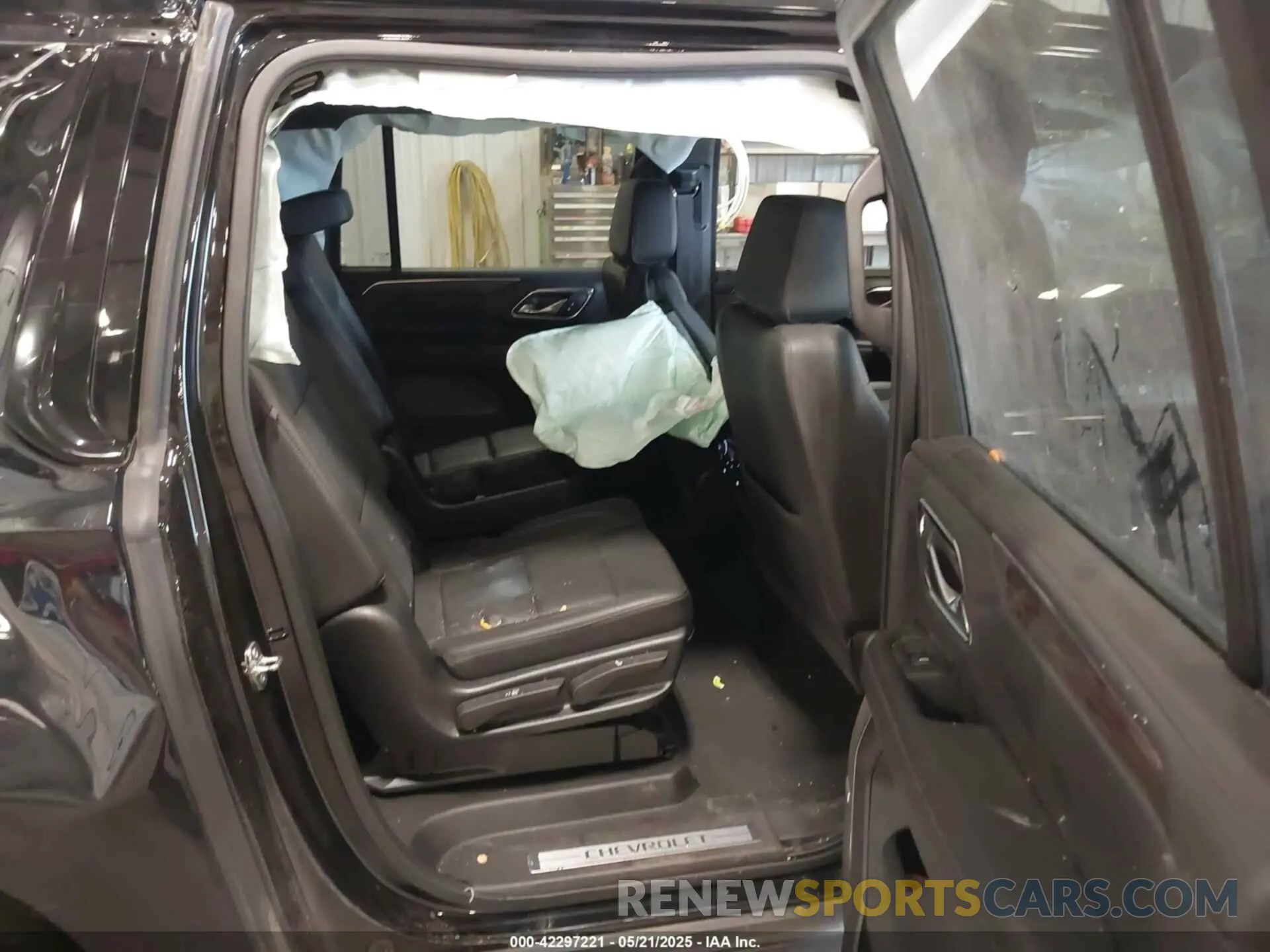 8 Photograph of a damaged car 1GNSKDKD4MR379877 CHEVROLET SUBURBAN 2021