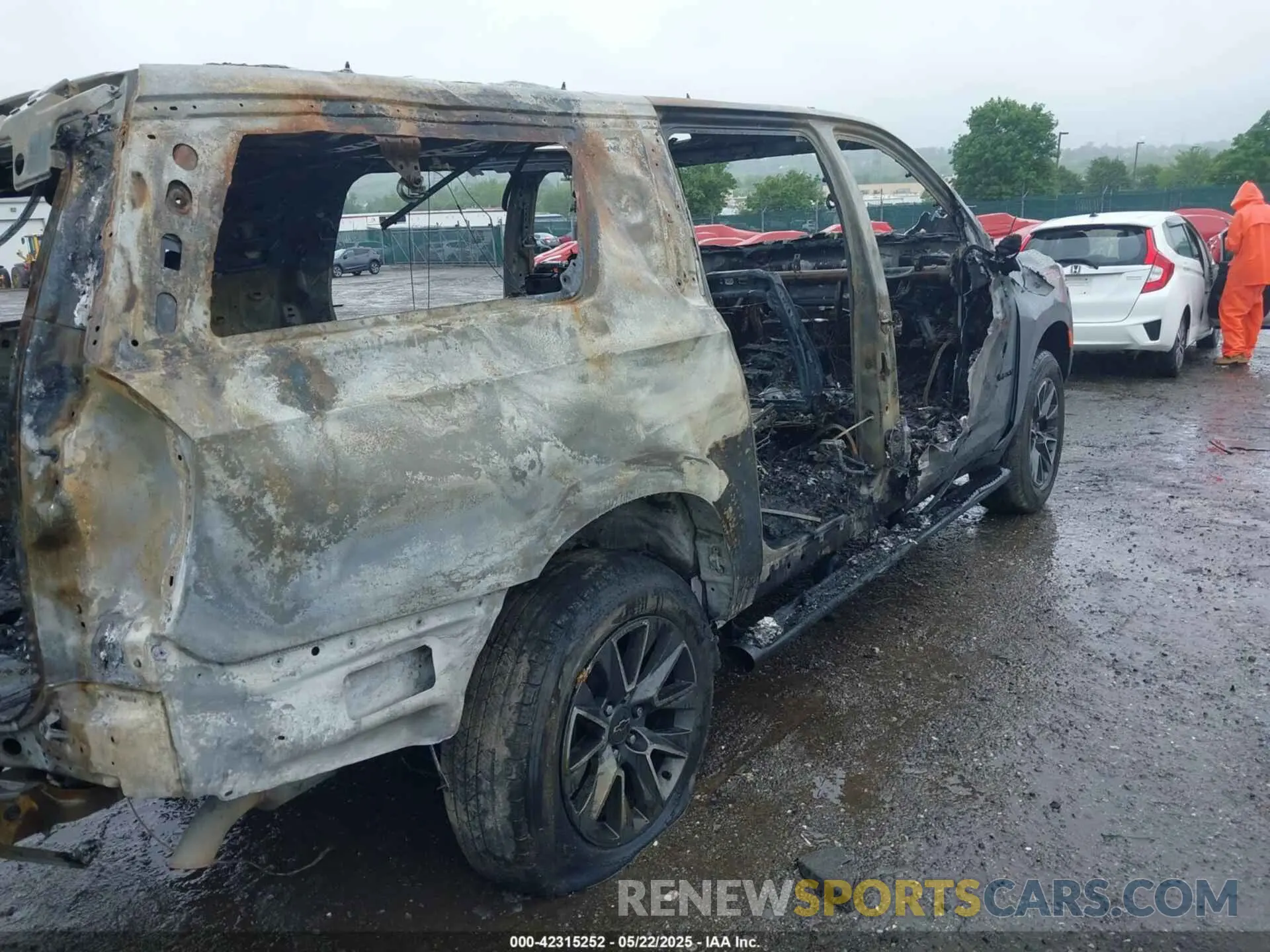 16 Photograph of a damaged car 1GNSKDKD6MR285032 CHEVROLET SUBURBAN 2021