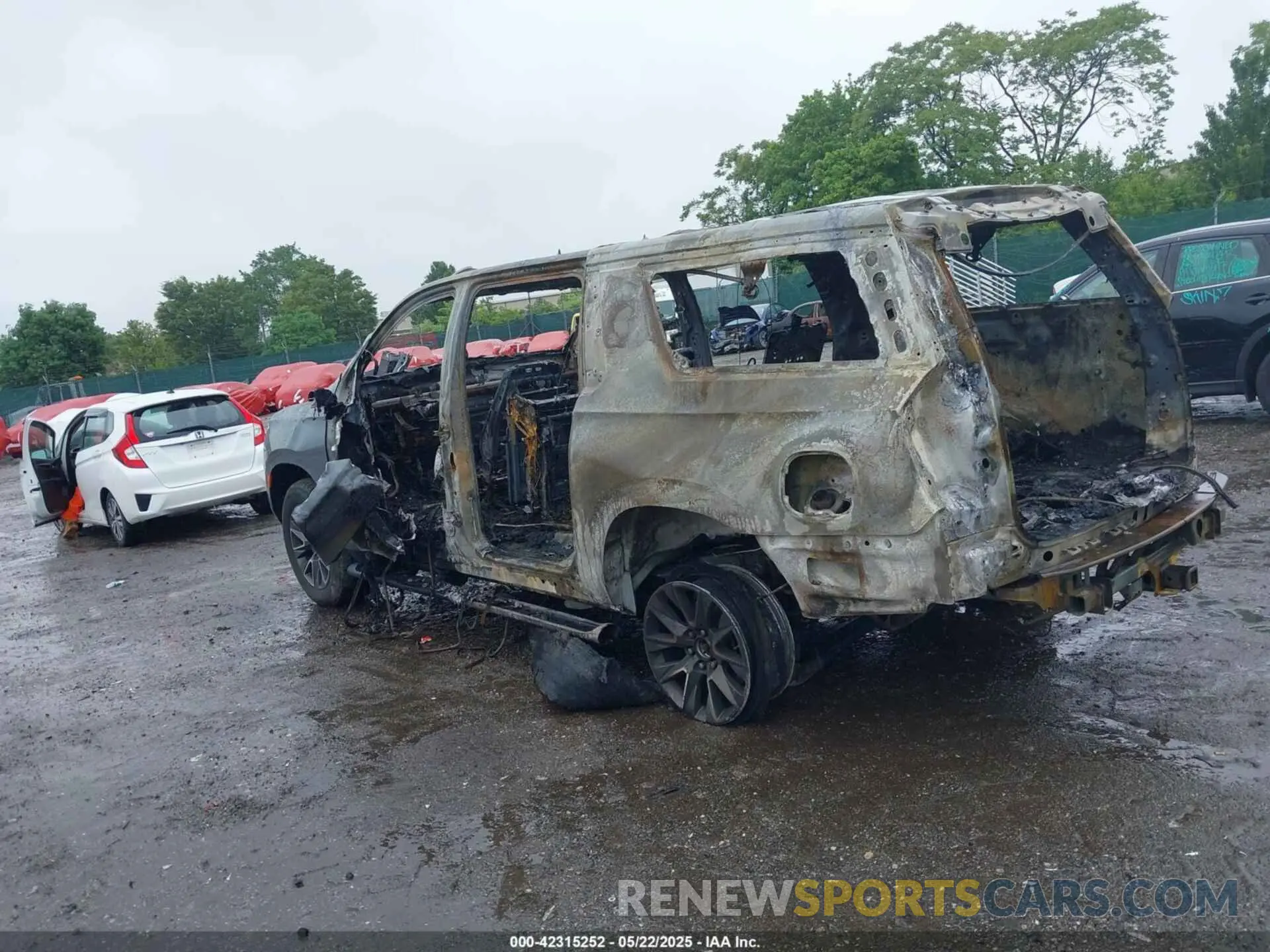 3 Photograph of a damaged car 1GNSKDKD6MR285032 CHEVROLET SUBURBAN 2021