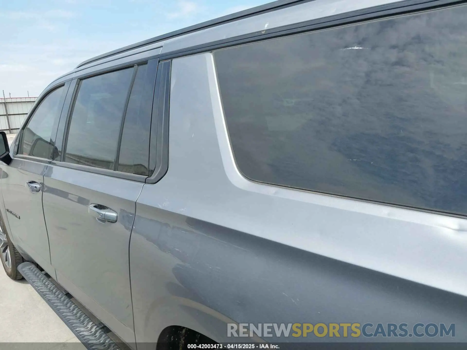 18 Photograph of a damaged car 1GNSKDKD8MR375007 CHEVROLET SUBURBAN 2021