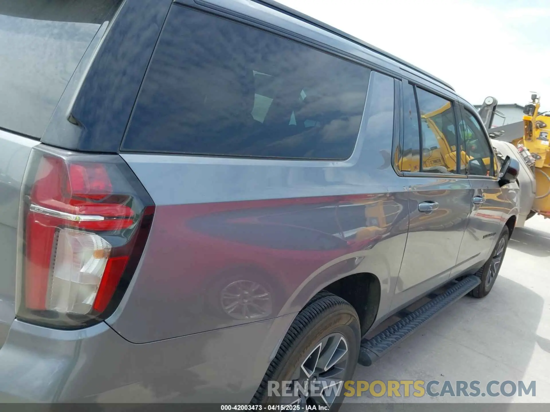 19 Photograph of a damaged car 1GNSKDKD8MR375007 CHEVROLET SUBURBAN 2021