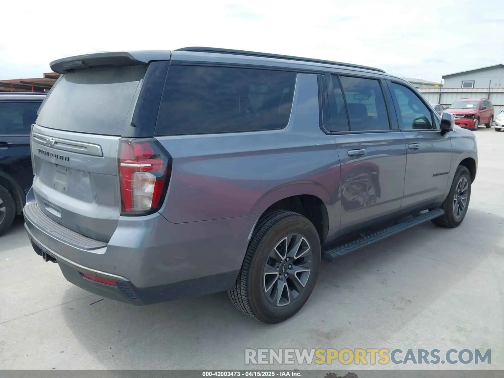 4 Photograph of a damaged car 1GNSKDKD8MR375007 CHEVROLET SUBURBAN 2021