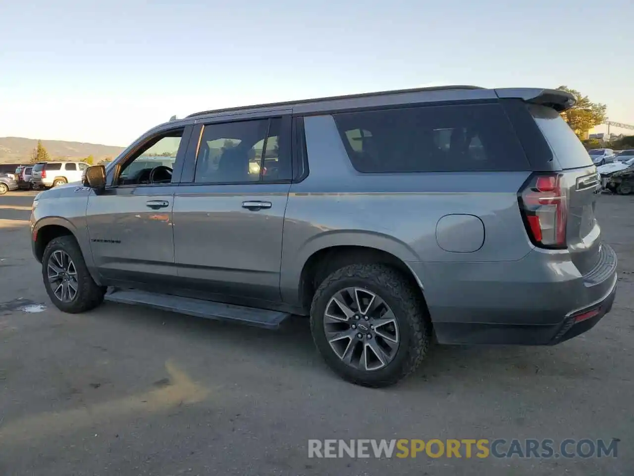 2 Photograph of a damaged car 1GNSKDKDXMR310076 CHEVROLET SUBURBAN 2021