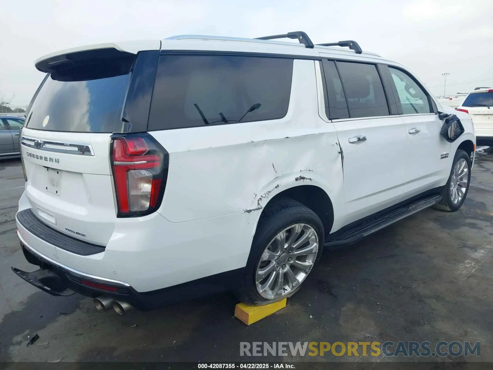 4 Photograph of a damaged car 1GNSKFKDXMR185737 CHEVROLET SUBURBAN 2021