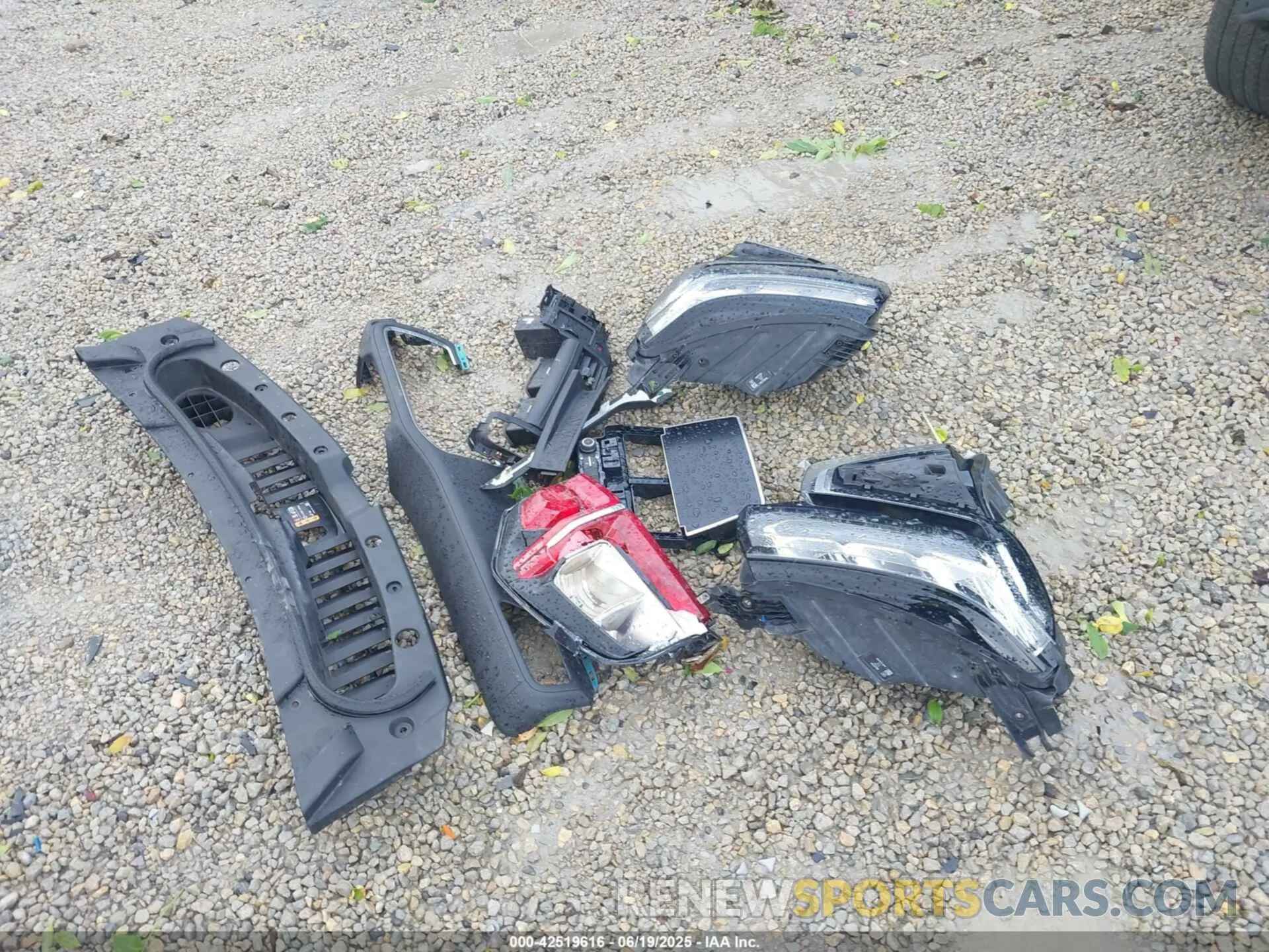 12 Photograph of a damaged car 1GNSKGKLXMR220886 CHEVROLET SUBURBAN 2021