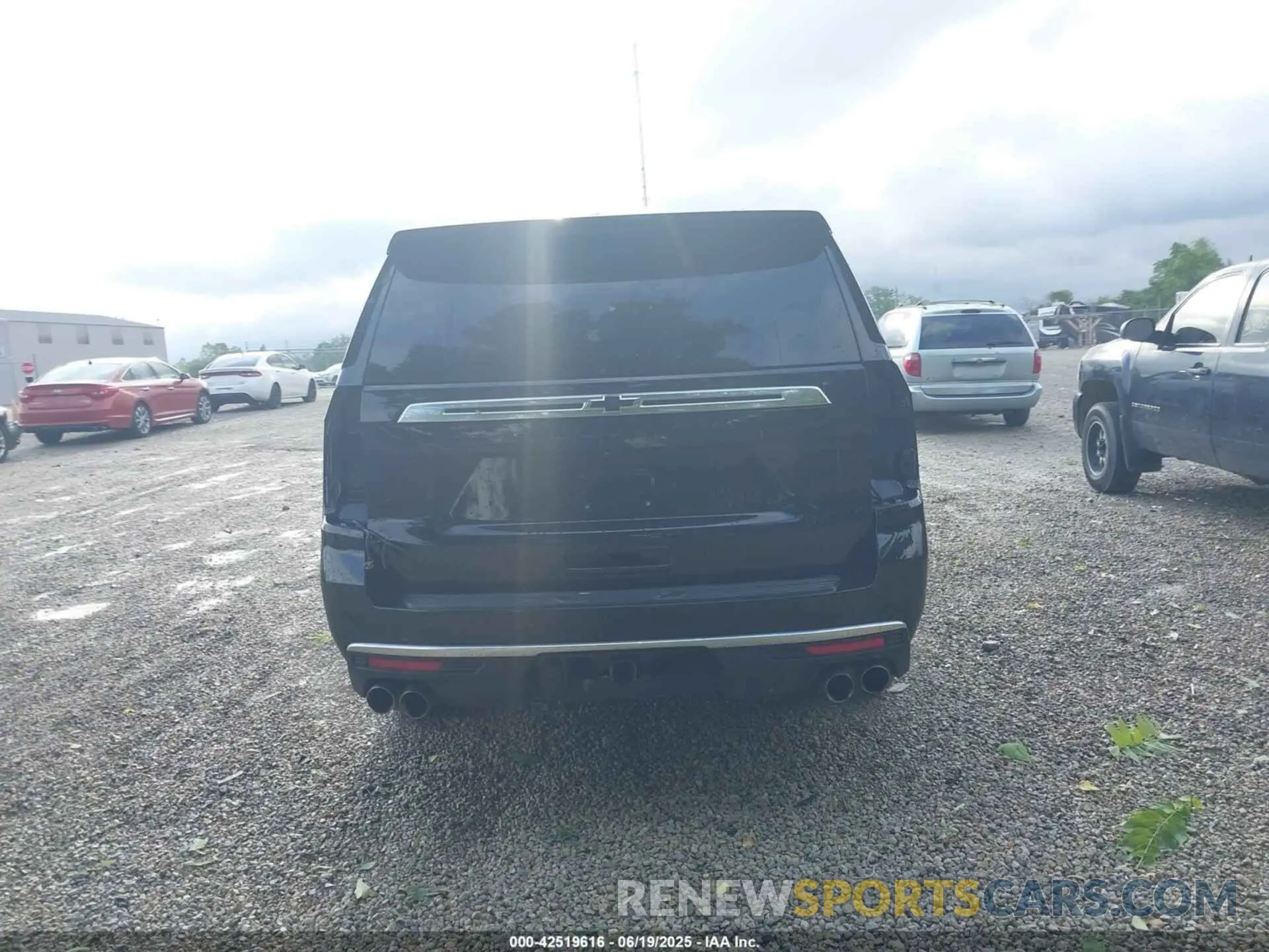 17 Photograph of a damaged car 1GNSKGKLXMR220886 CHEVROLET SUBURBAN 2021