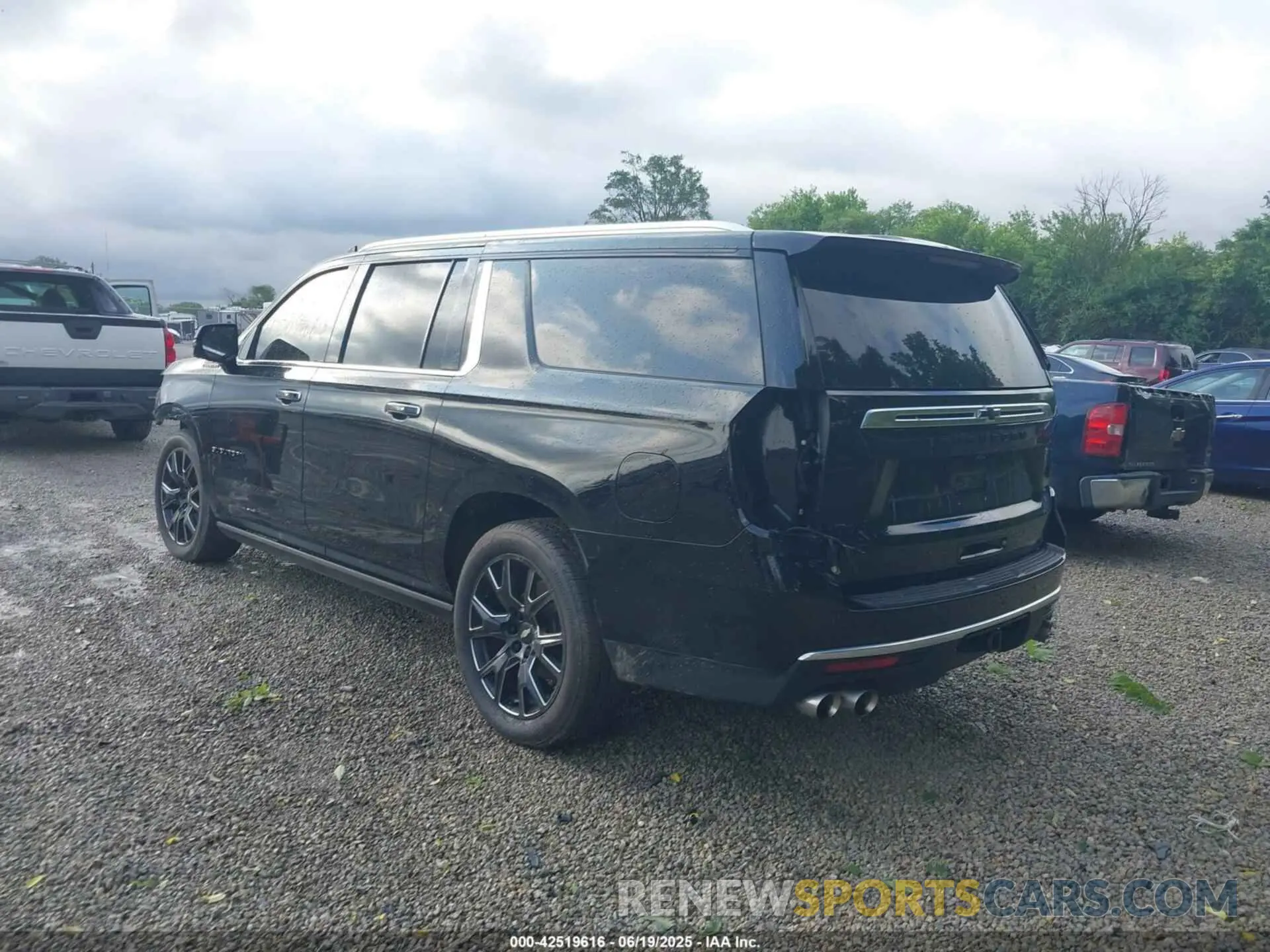 3 Photograph of a damaged car 1GNSKGKLXMR220886 CHEVROLET SUBURBAN 2021