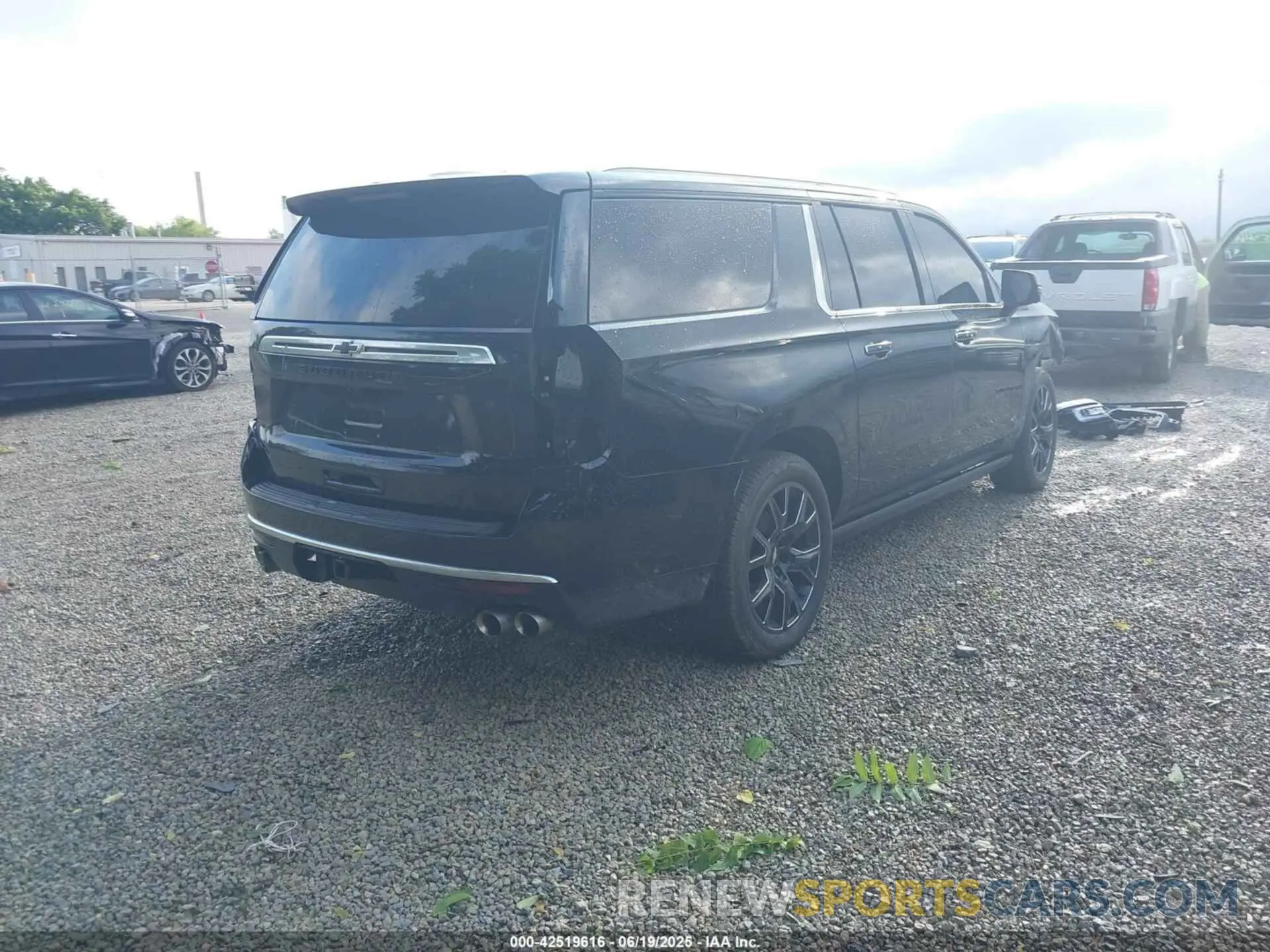 4 Photograph of a damaged car 1GNSKGKLXMR220886 CHEVROLET SUBURBAN 2021