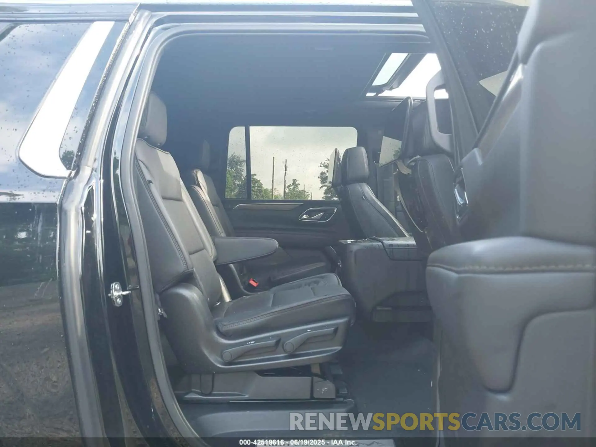 8 Photograph of a damaged car 1GNSKGKLXMR220886 CHEVROLET SUBURBAN 2021