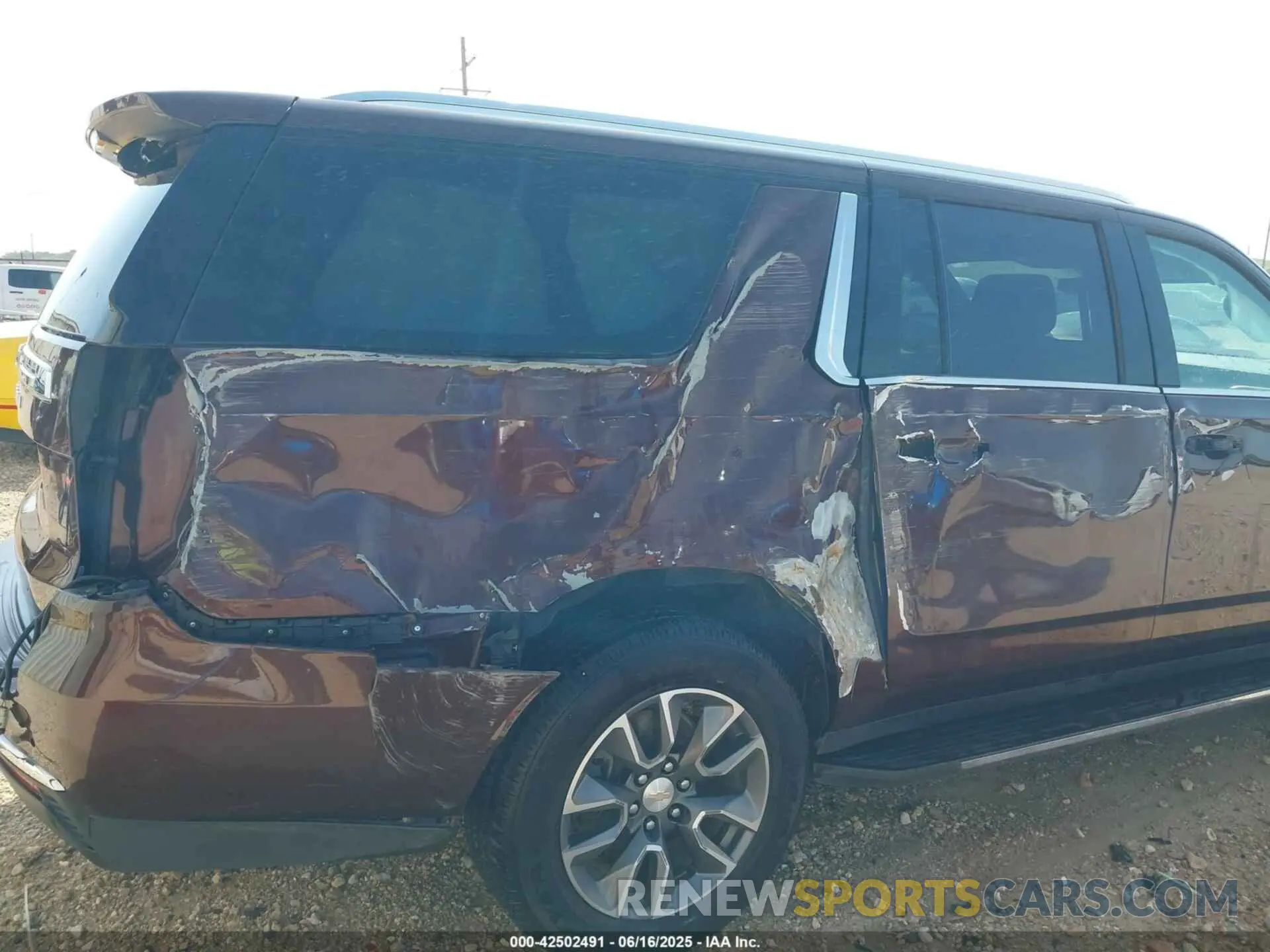 6 Photograph of a damaged car 1GNSCBKD5NR116607 CHEVROLET SUBURBAN 2022