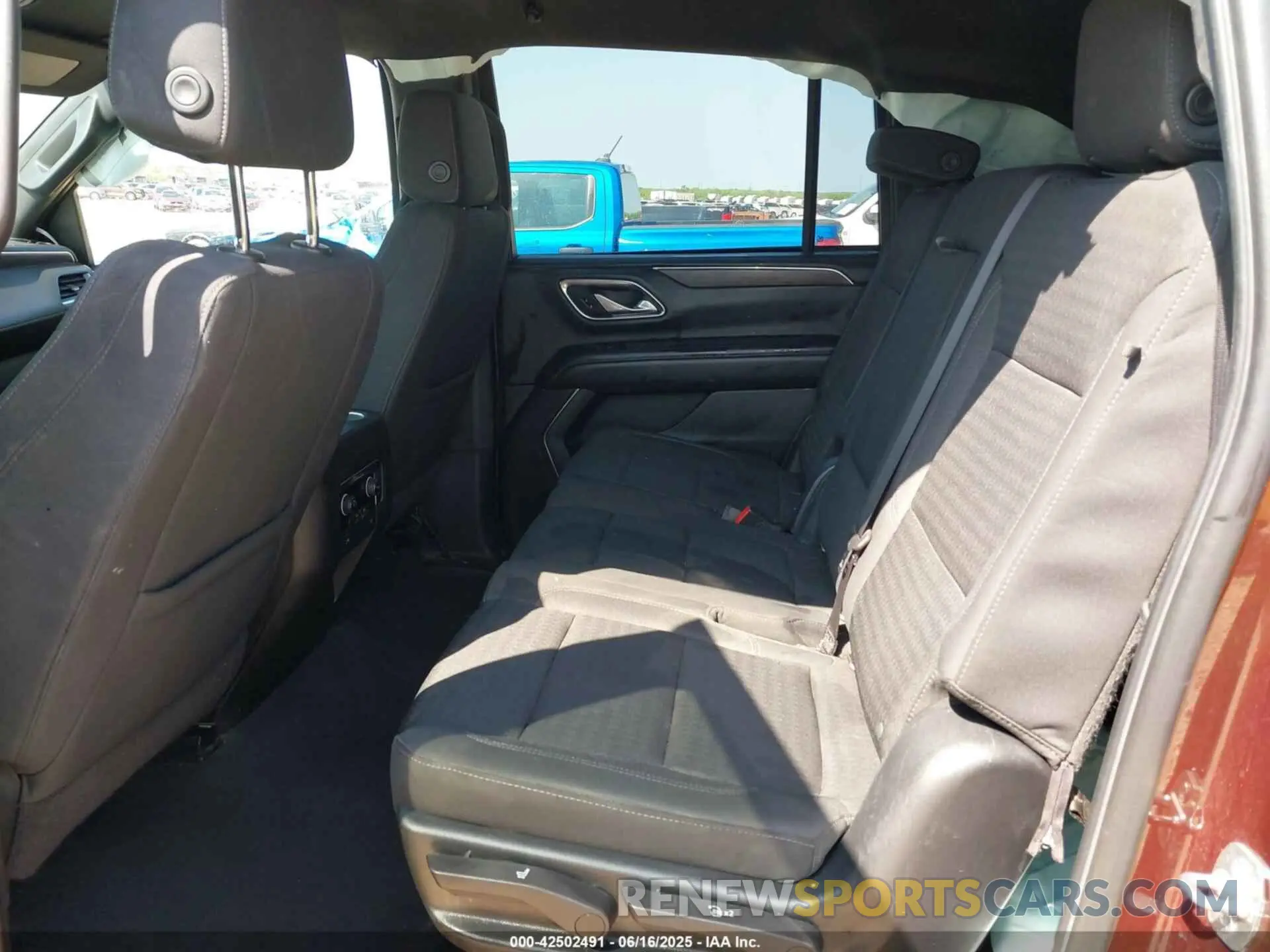8 Photograph of a damaged car 1GNSCBKD5NR116607 CHEVROLET SUBURBAN 2022