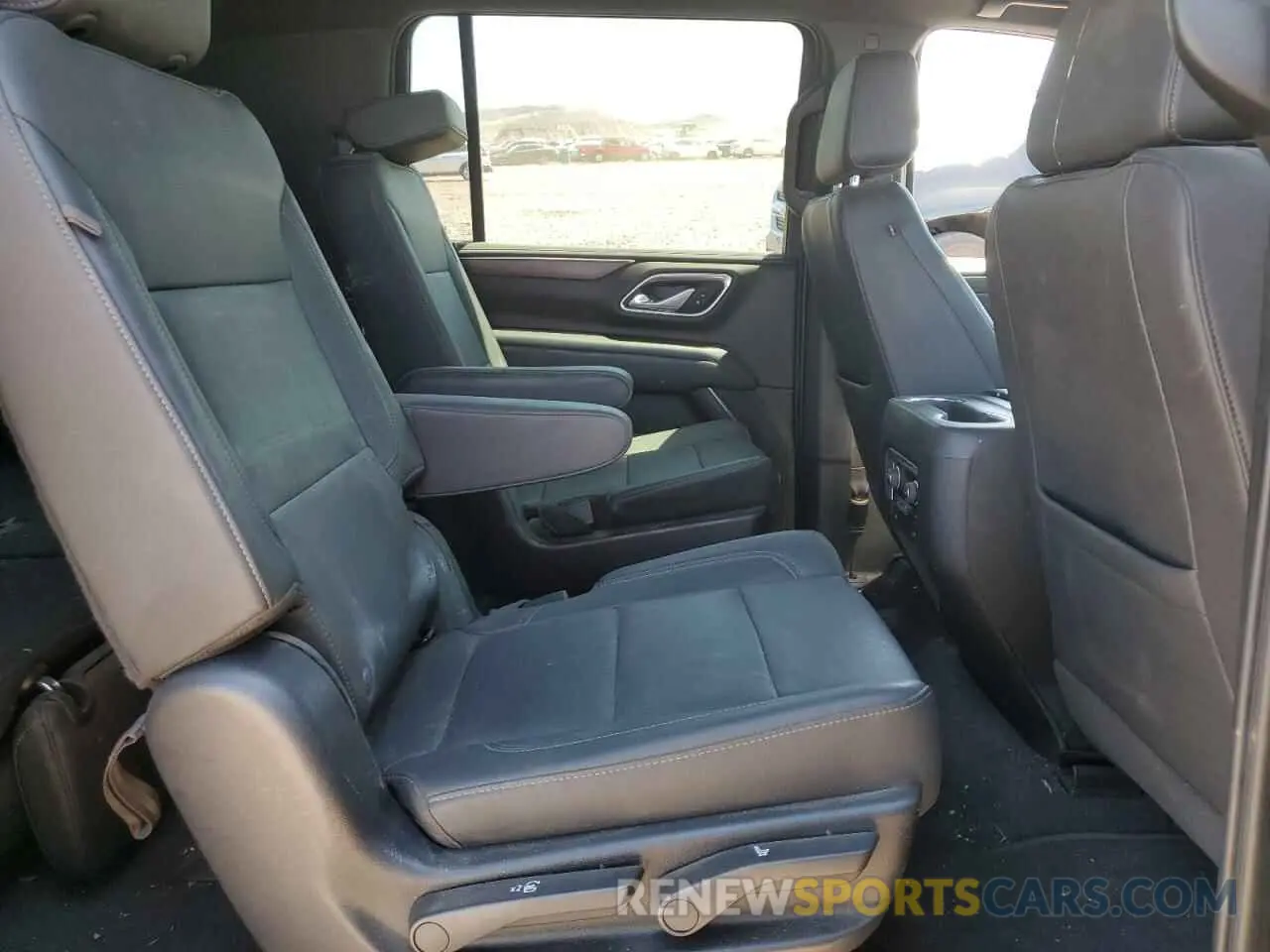 11 Photograph of a damaged car 1GNSKCKDXNR317511 CHEVROLET SUBURBAN 2022