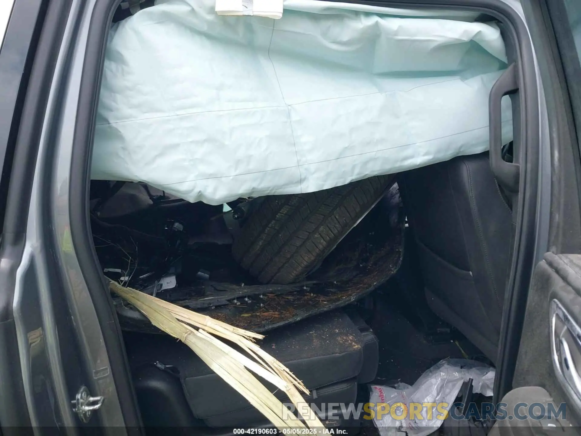 8 Photograph of a damaged car 1GNSKCKT0NR296269 CHEVROLET SUBURBAN 2022