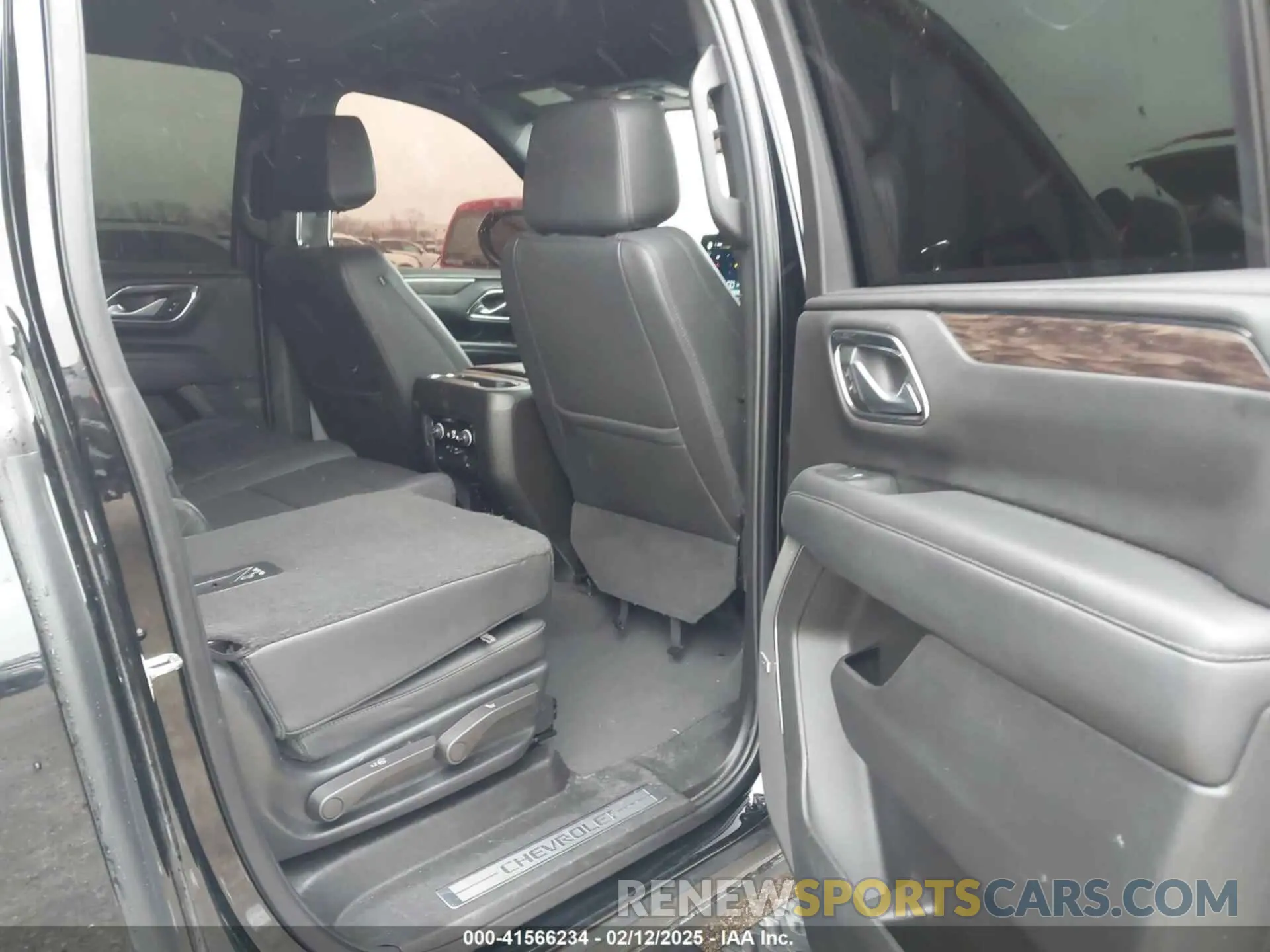 8 Photograph of a damaged car 1GNSKDKD3NR251387 CHEVROLET SUBURBAN 2022