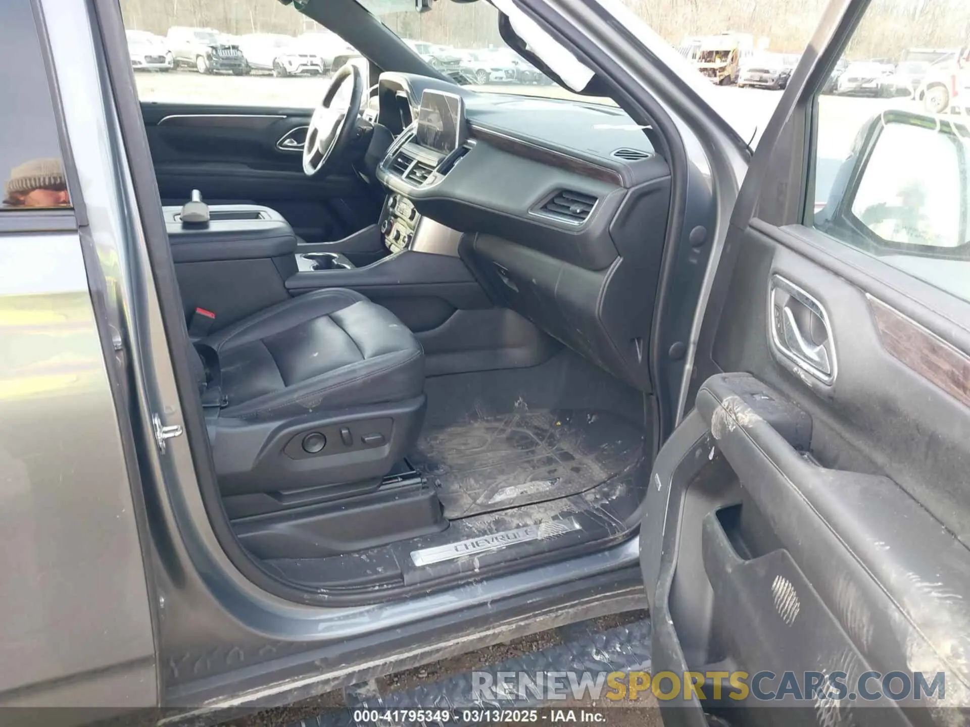 5 Photograph of a damaged car 1GNSKDKD6NR327345 CHEVROLET SUBURBAN 2022