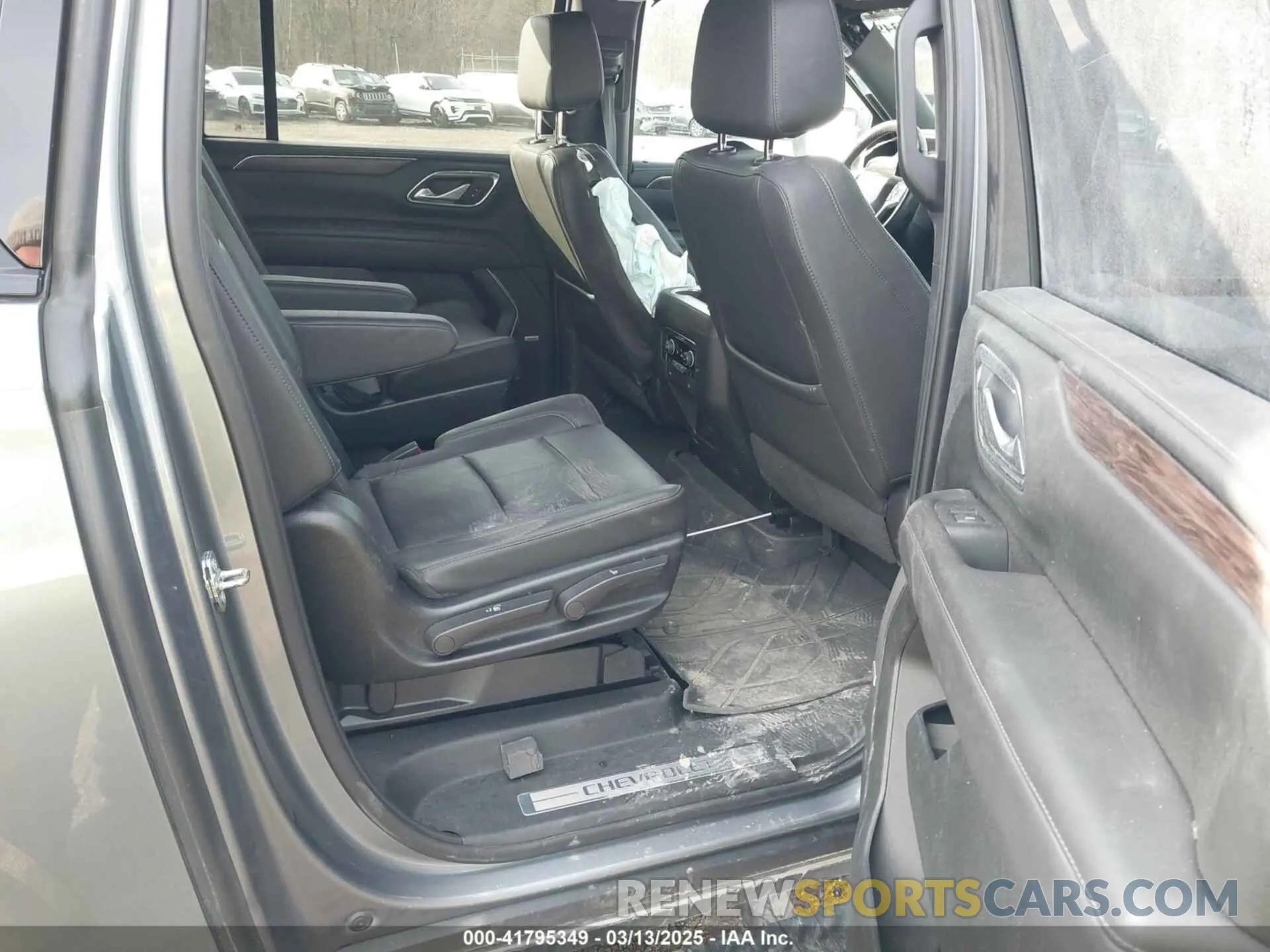 8 Photograph of a damaged car 1GNSKDKD6NR327345 CHEVROLET SUBURBAN 2022