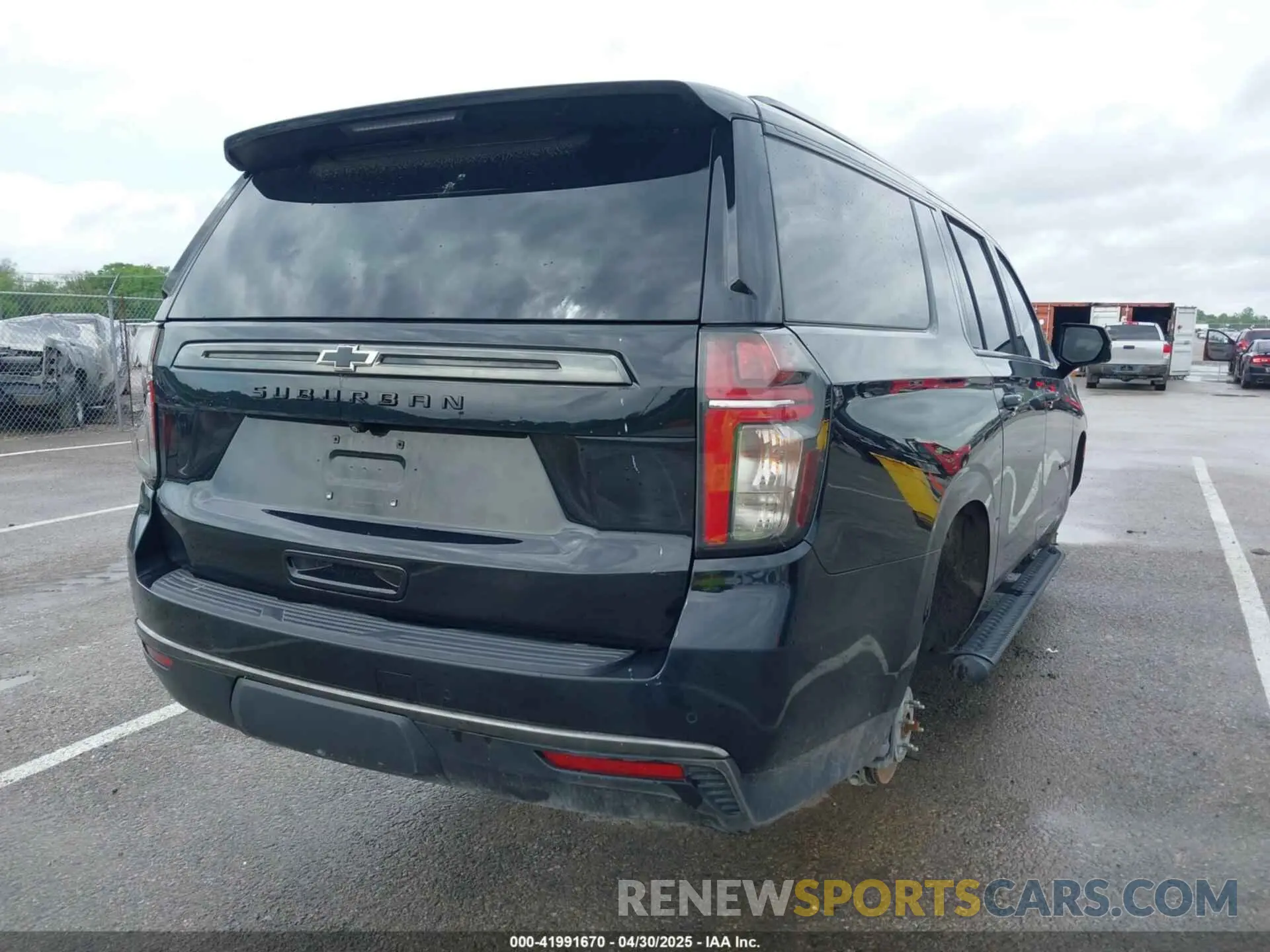 4 Photograph of a damaged car 1GNSKDKD7NR151681 CHEVROLET SUBURBAN 2022