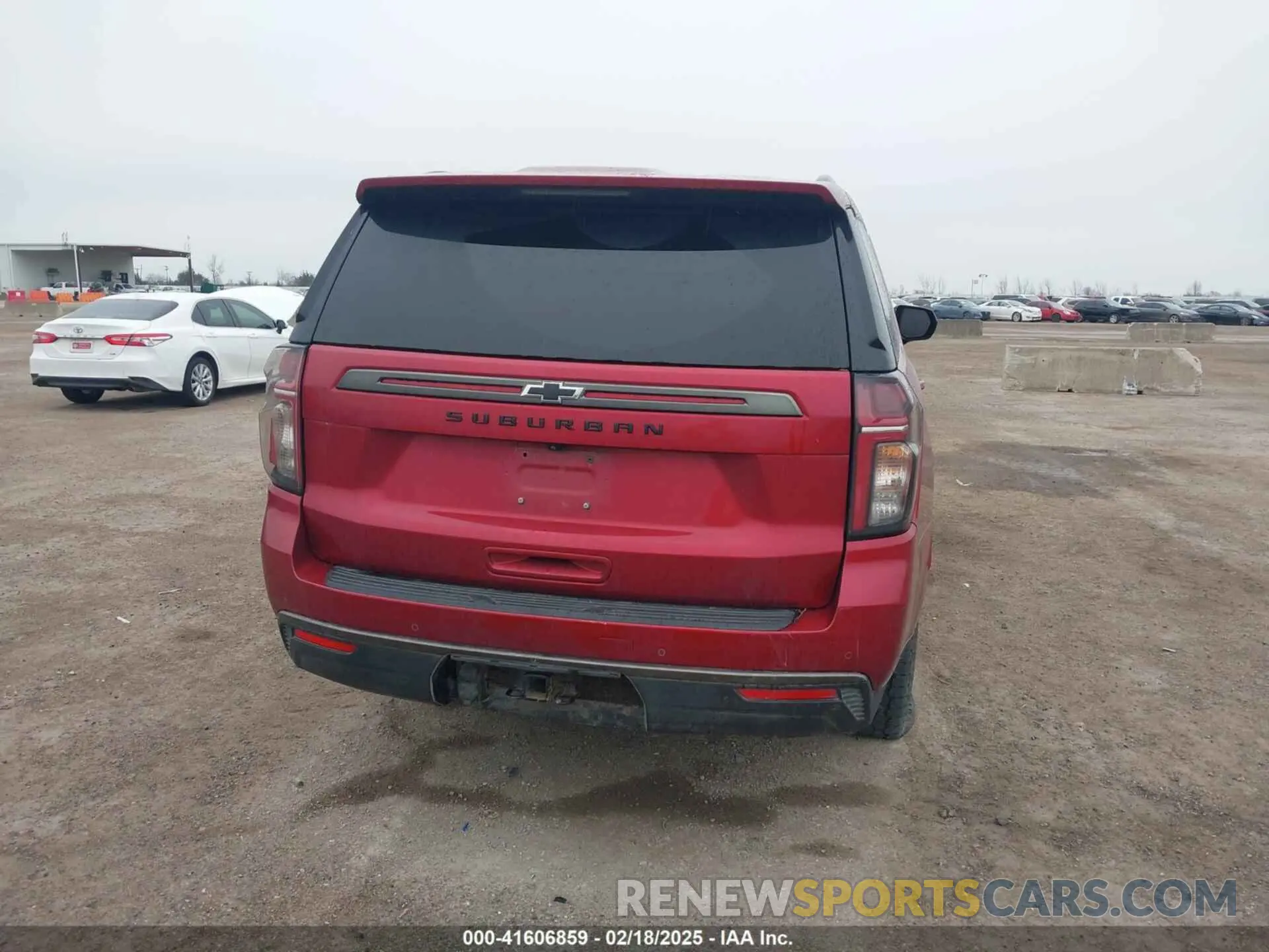 17 Photograph of a damaged car 1GNSKDKD8NR301037 CHEVROLET SUBURBAN 2022