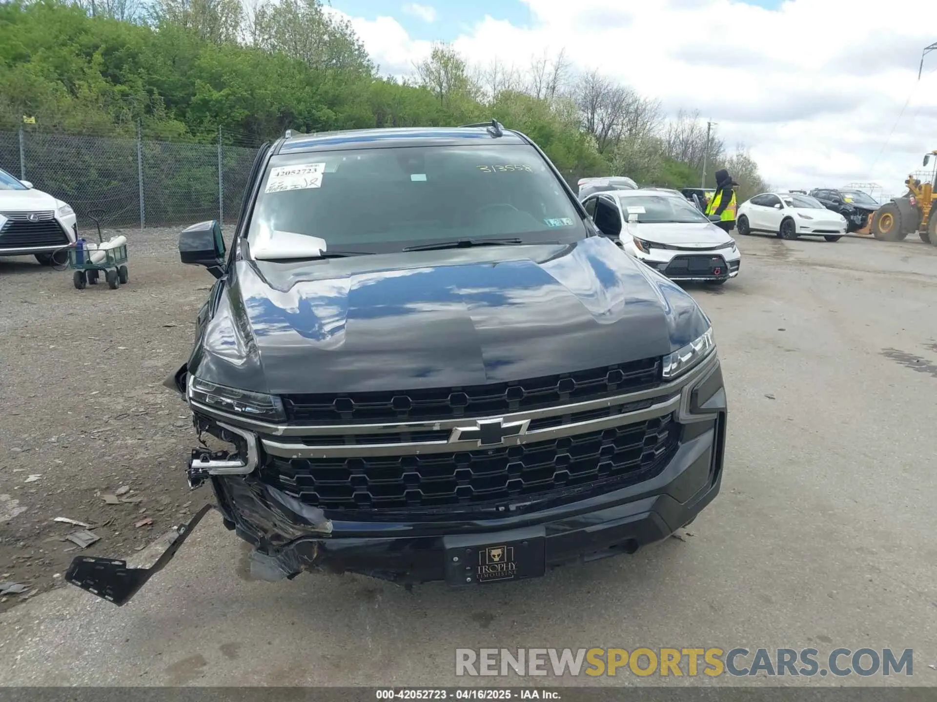 19 Photograph of a damaged car 1GNSKDKD8NR313558 CHEVROLET SUBURBAN 2022
