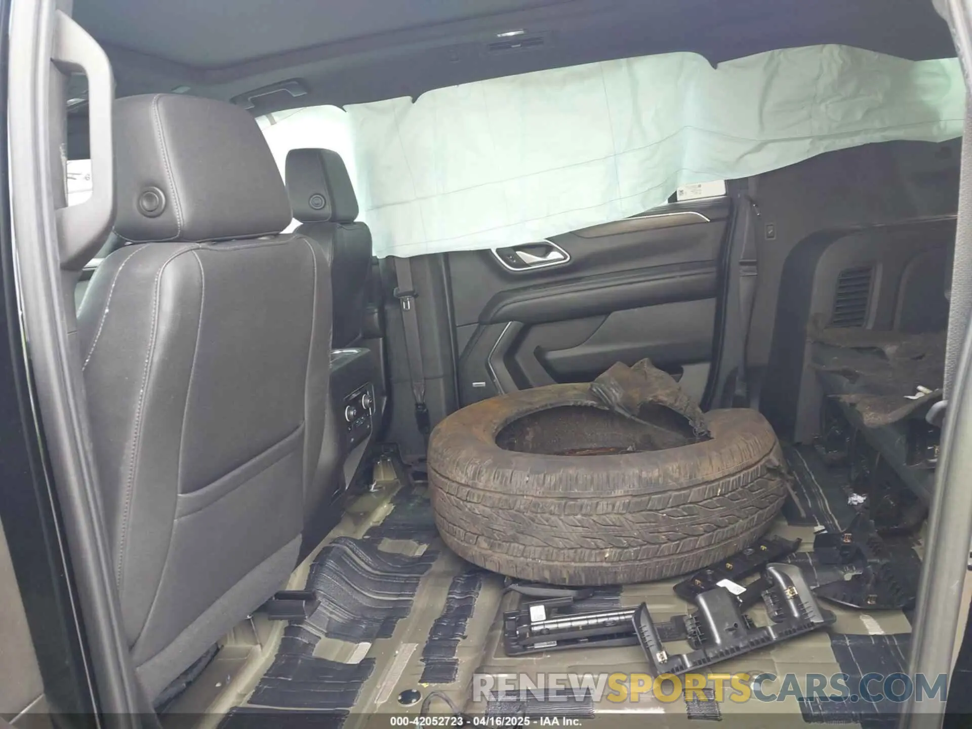 8 Photograph of a damaged car 1GNSKDKD8NR313558 CHEVROLET SUBURBAN 2022