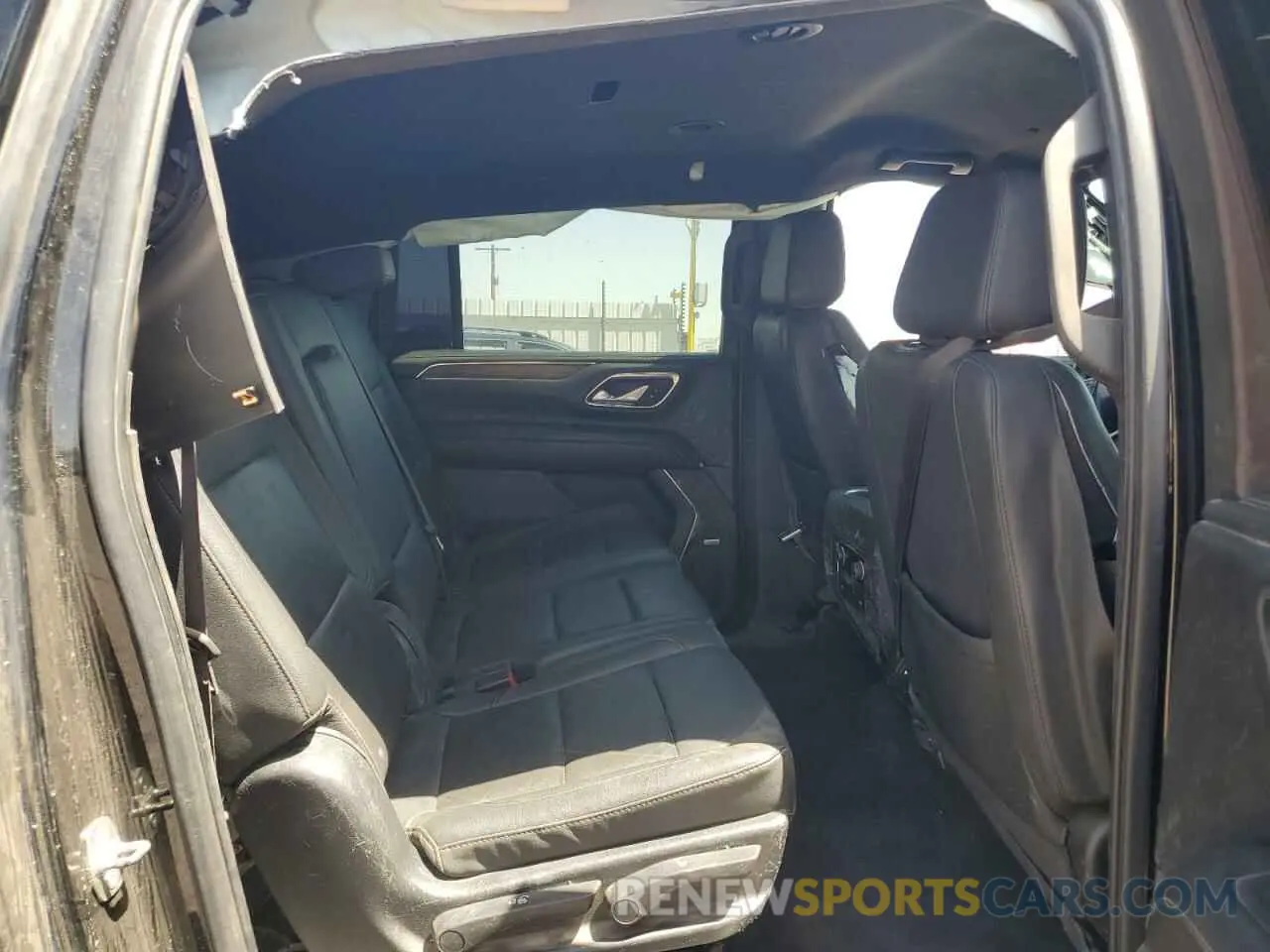 11 Photograph of a damaged car 1GNSKDKDXNR259390 CHEVROLET SUBURBAN 2022