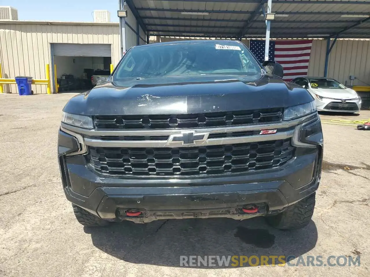 5 Photograph of a damaged car 1GNSKDKDXNR259390 CHEVROLET SUBURBAN 2022