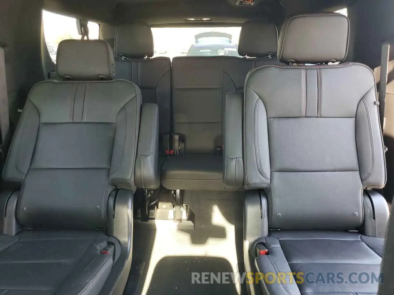10 Photograph of a damaged car 1GNSKEKD0NR296633 CHEVROLET SUBURBAN 2022