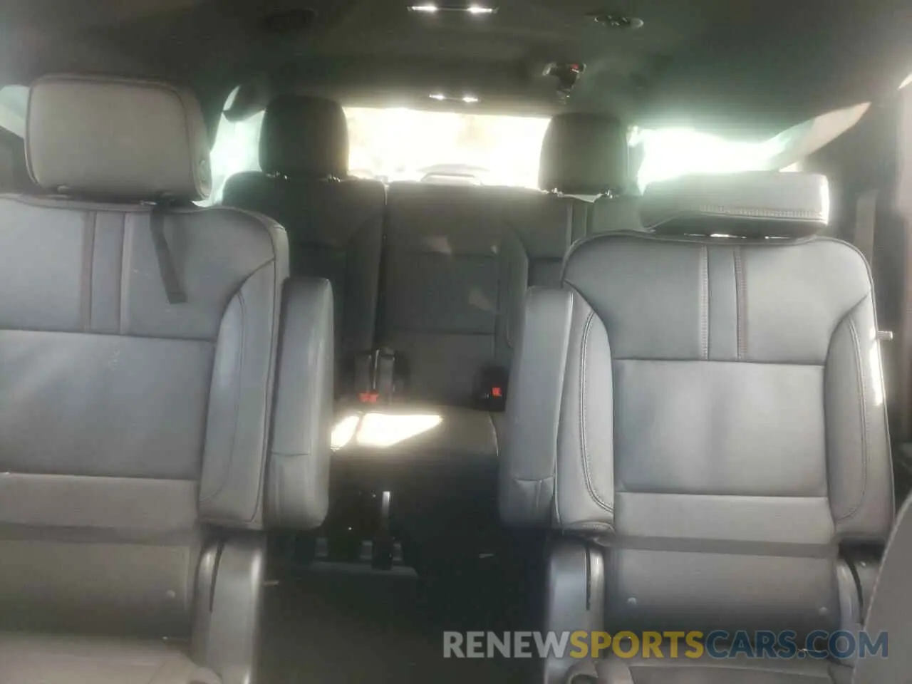 10 Photograph of a damaged car 1GNSKEKD4NR303096 CHEVROLET SUBURBAN 2022