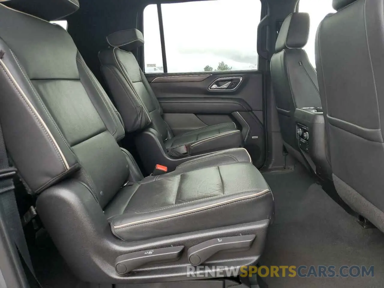 11 Photograph of a damaged car 1GNSKFKDXNR229883 CHEVROLET SUBURBAN 2022