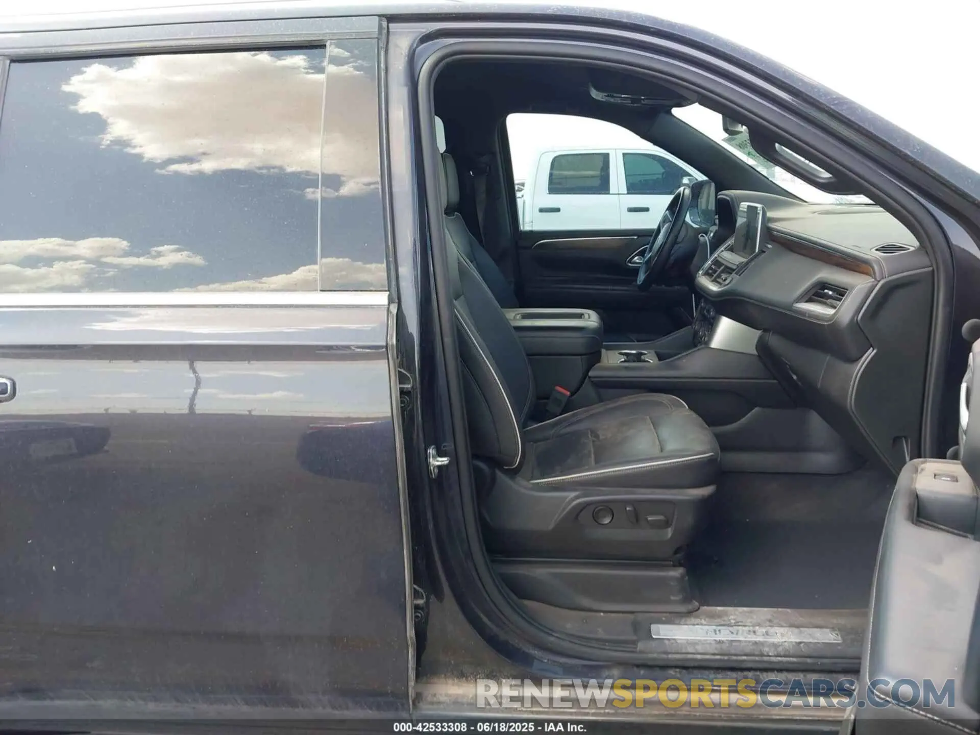 5 Photograph of a damaged car 1GNSCFKD4PR364065 CHEVROLET SUBURBAN 2023