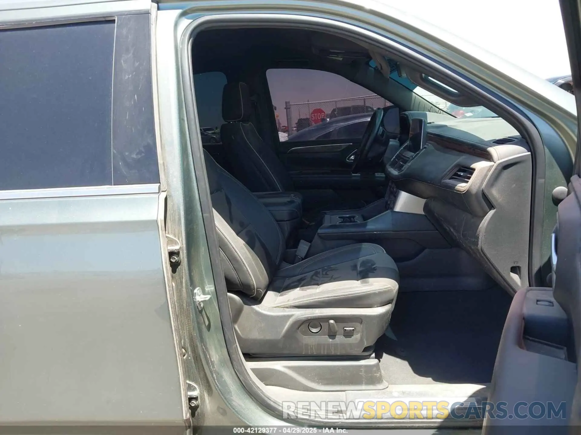 5 Photograph of a damaged car 1GNSKFKDXPR264085 CHEVROLET SUBURBAN 2023