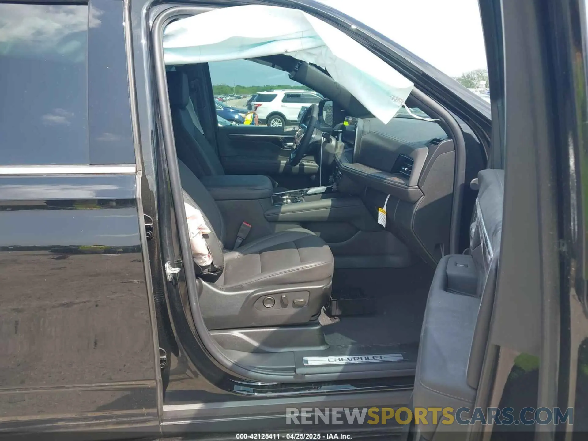5 Photograph of a damaged car 1GNS5CRD8SR200292 CHEVROLET SUBURBAN 2025
