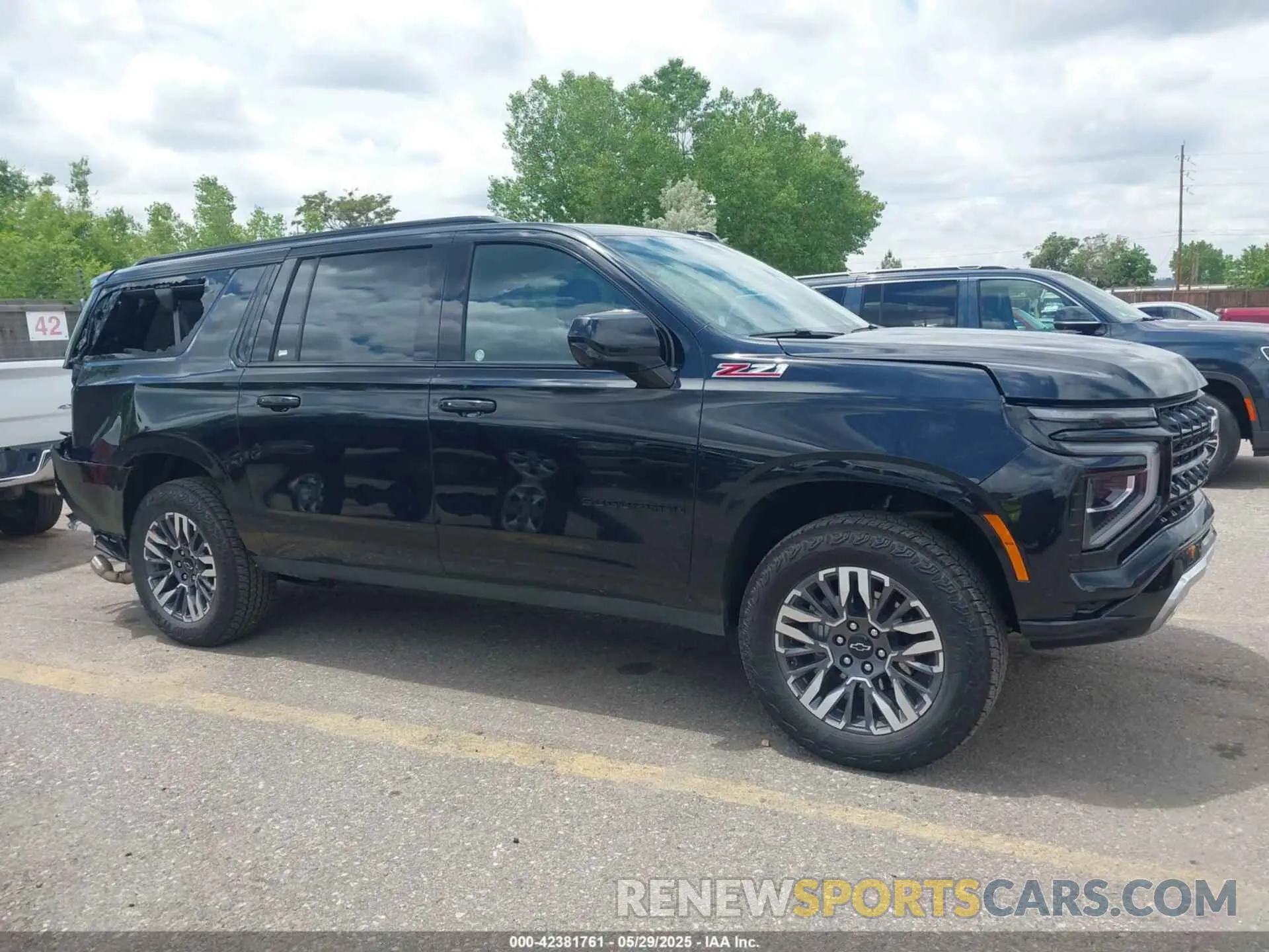 13 Photograph of a damaged car 1GNS6DRD3SR228259 CHEVROLET SUBURBAN 2025