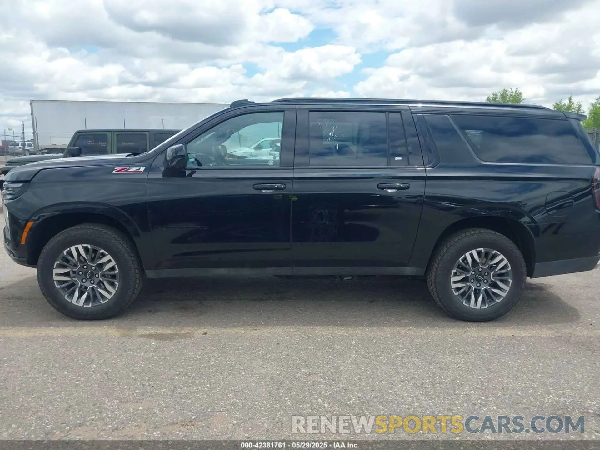 14 Photograph of a damaged car 1GNS6DRD3SR228259 CHEVROLET SUBURBAN 2025