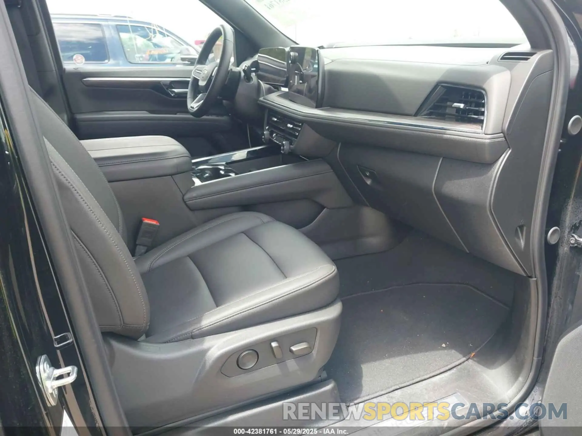 5 Photograph of a damaged car 1GNS6DRD3SR228259 CHEVROLET SUBURBAN 2025
