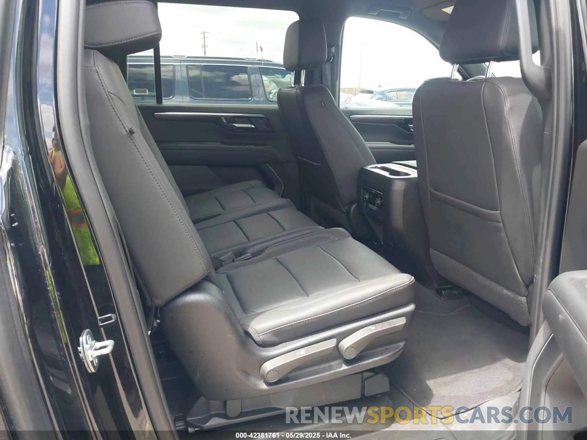 8 Photograph of a damaged car 1GNS6DRD3SR228259 CHEVROLET SUBURBAN 2025