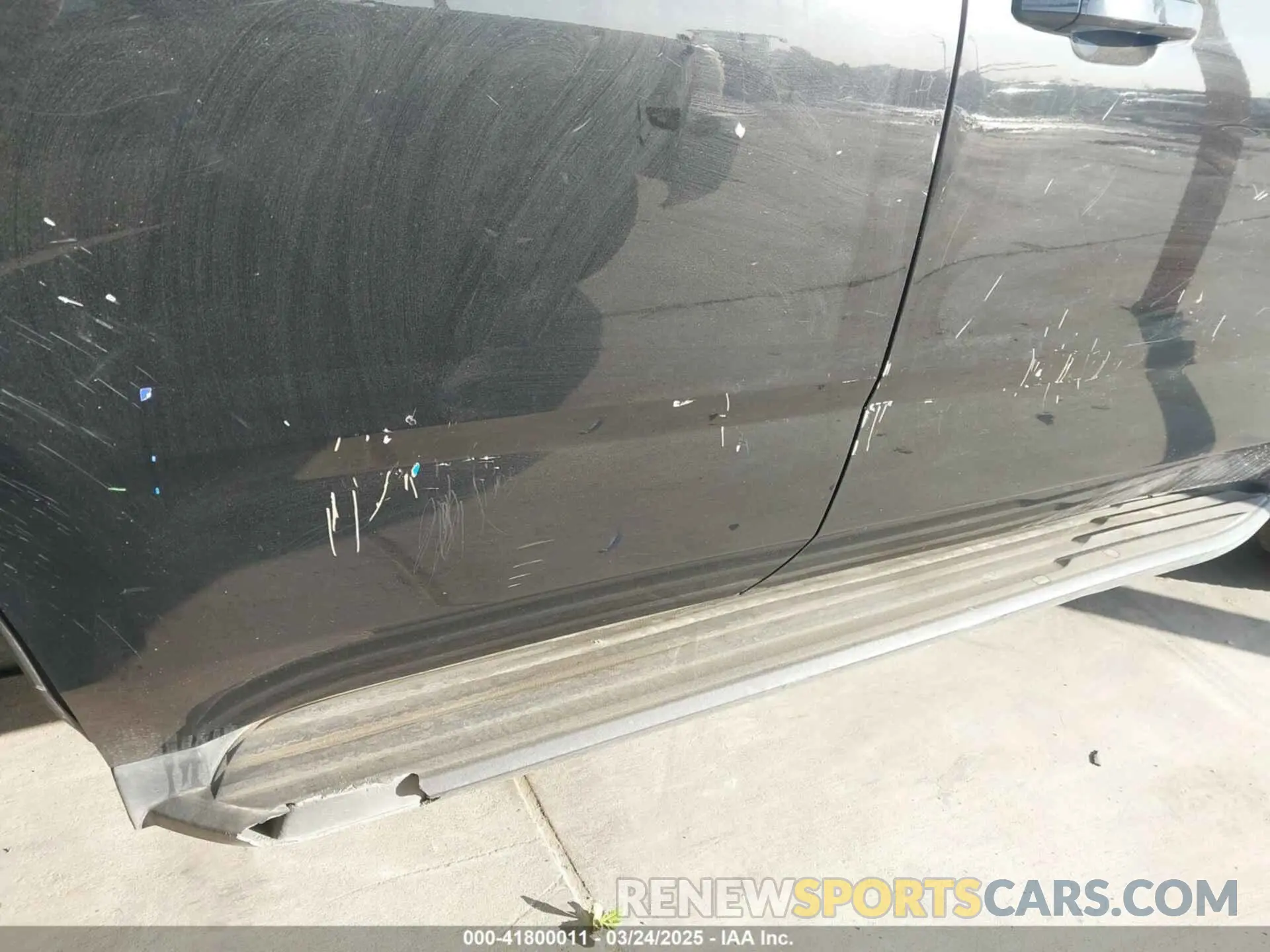 18 Photograph of a damaged car 1GNLCDEC0KR390778 CHEVROLET TAHOE 2019