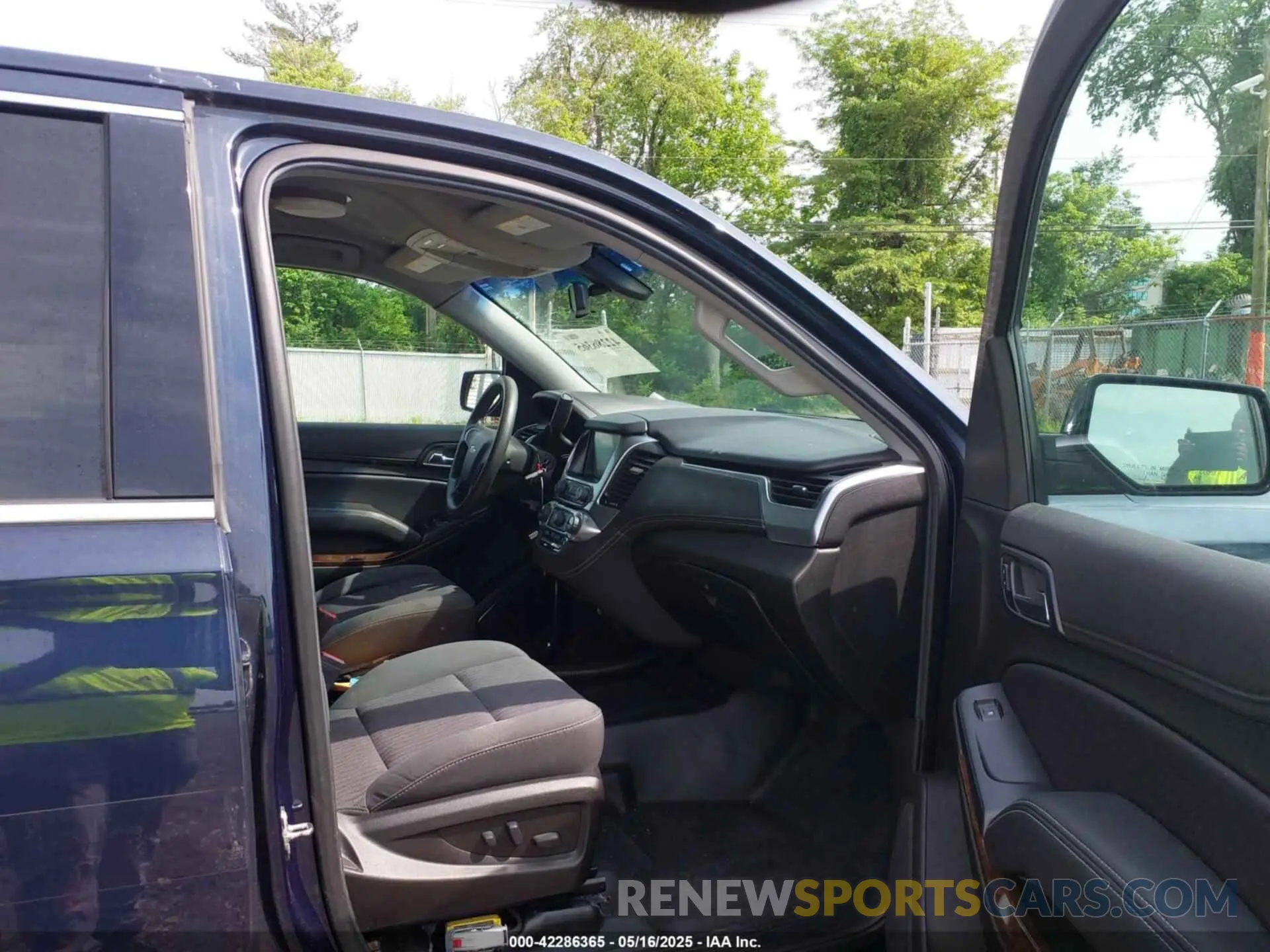 5 Photograph of a damaged car 1GNLCDEC1KR218436 CHEVROLET TAHOE 2019