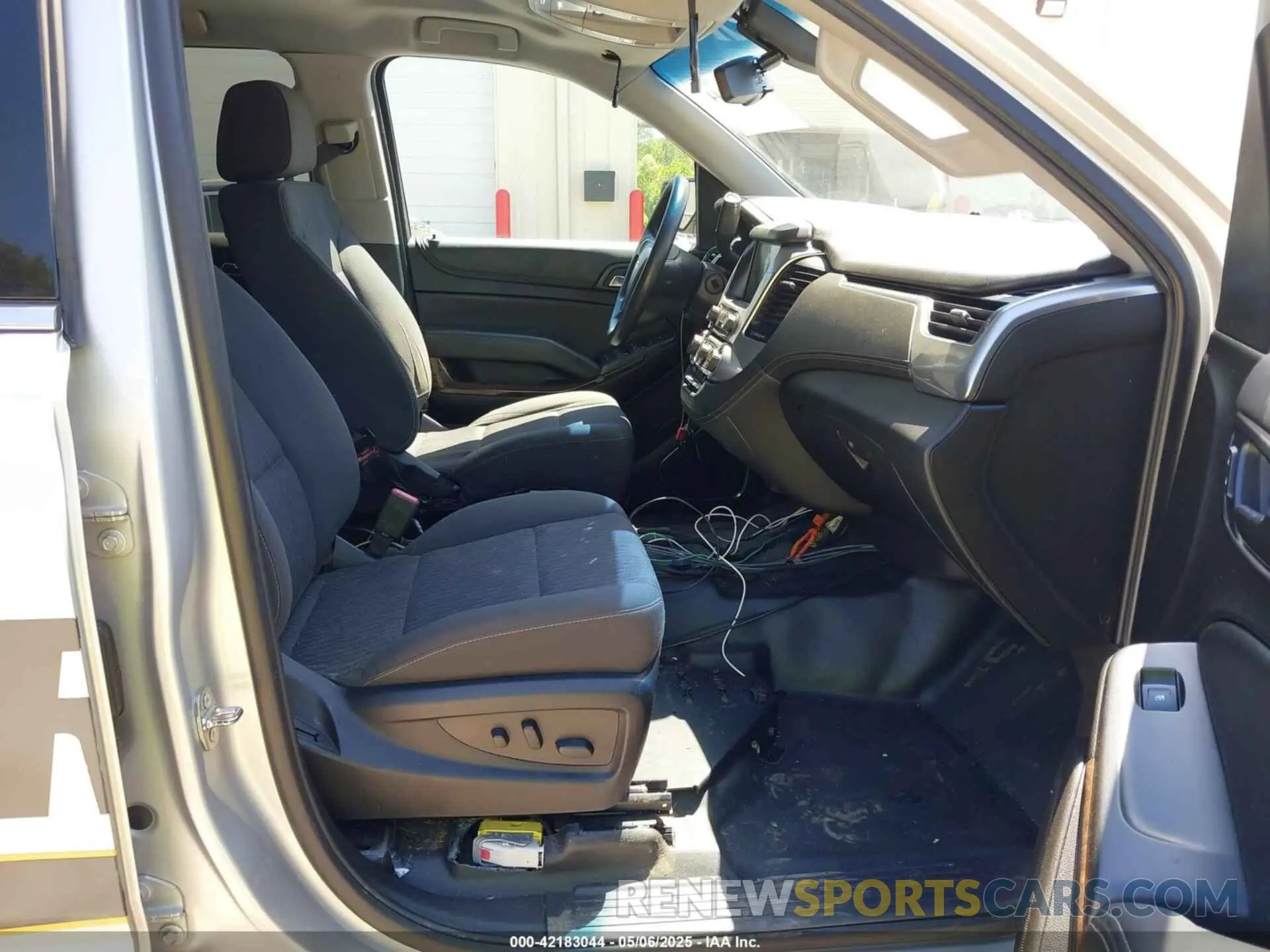 5 Photograph of a damaged car 1GNLCDEC4KR242441 CHEVROLET TAHOE 2019