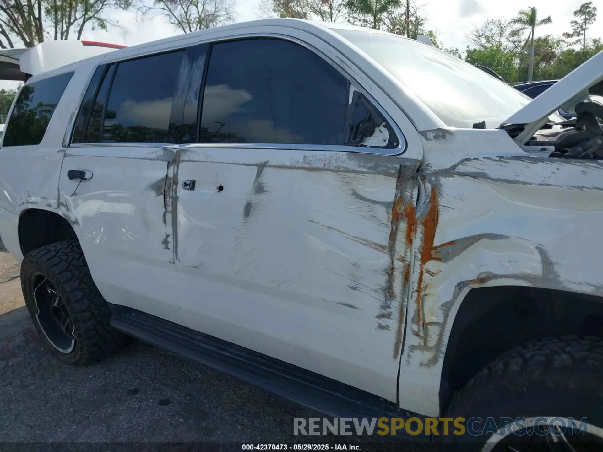 6 Photograph of a damaged car 1GNLCDECXKR196906 CHEVROLET TAHOE 2019