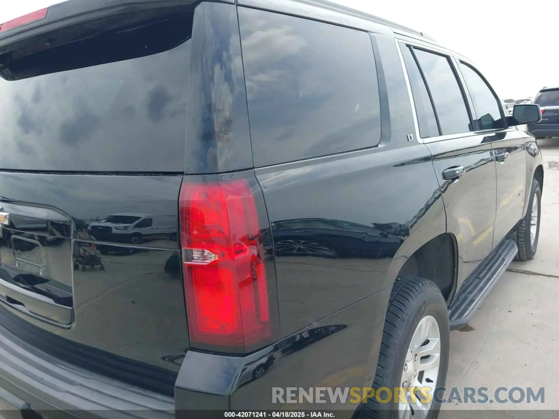 18 Photograph of a damaged car 1GNSCBKC0KR275635 CHEVROLET TAHOE 2019