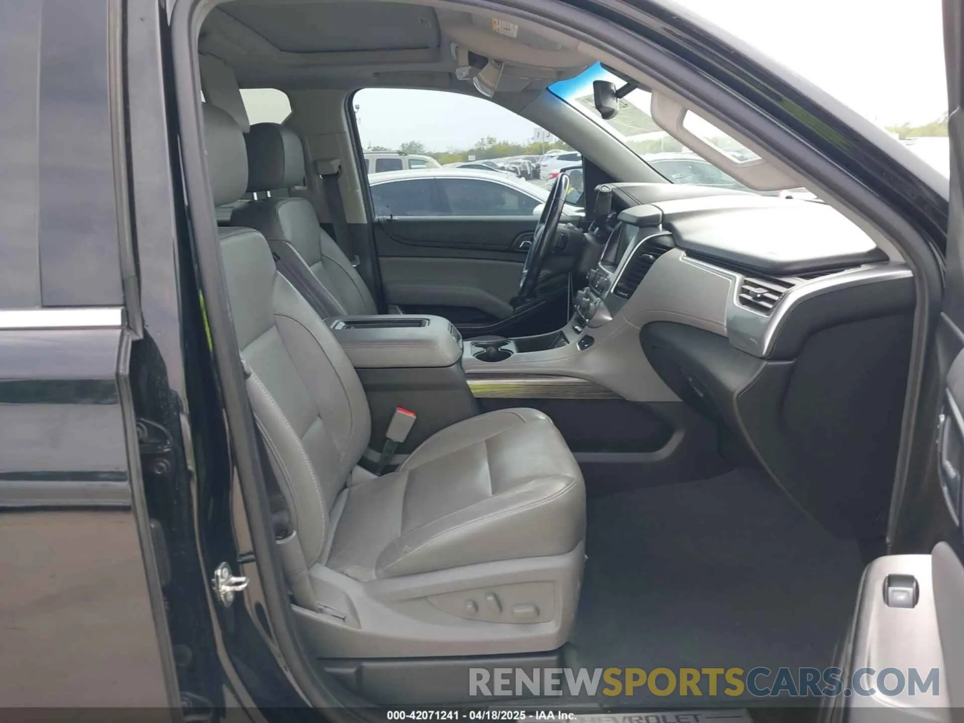 5 Photograph of a damaged car 1GNSCBKC0KR275635 CHEVROLET TAHOE 2019