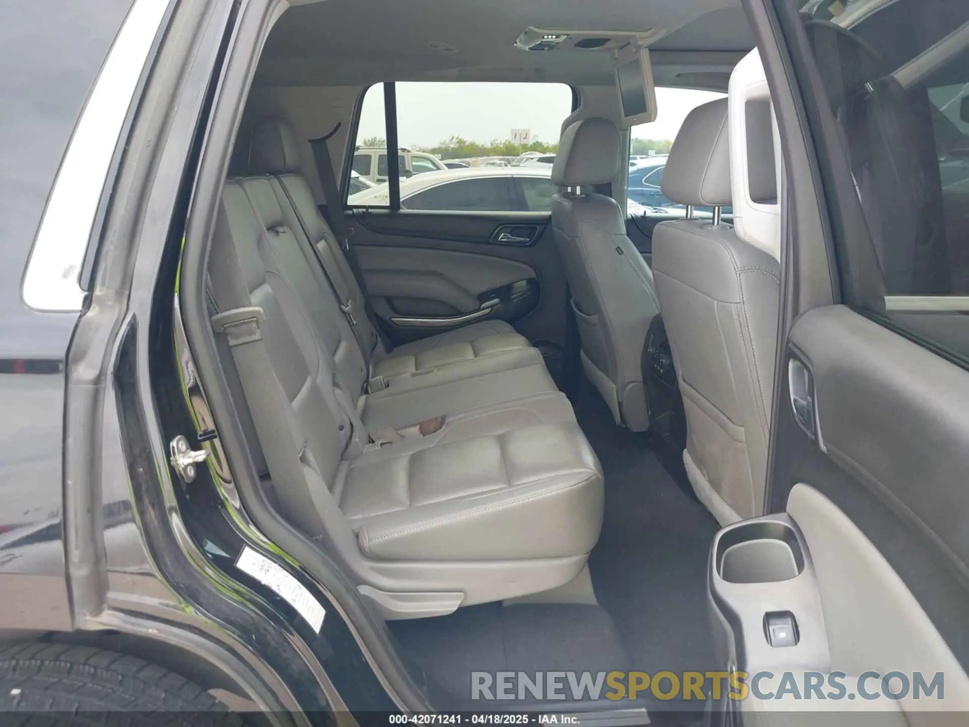 8 Photograph of a damaged car 1GNSCBKC0KR275635 CHEVROLET TAHOE 2019