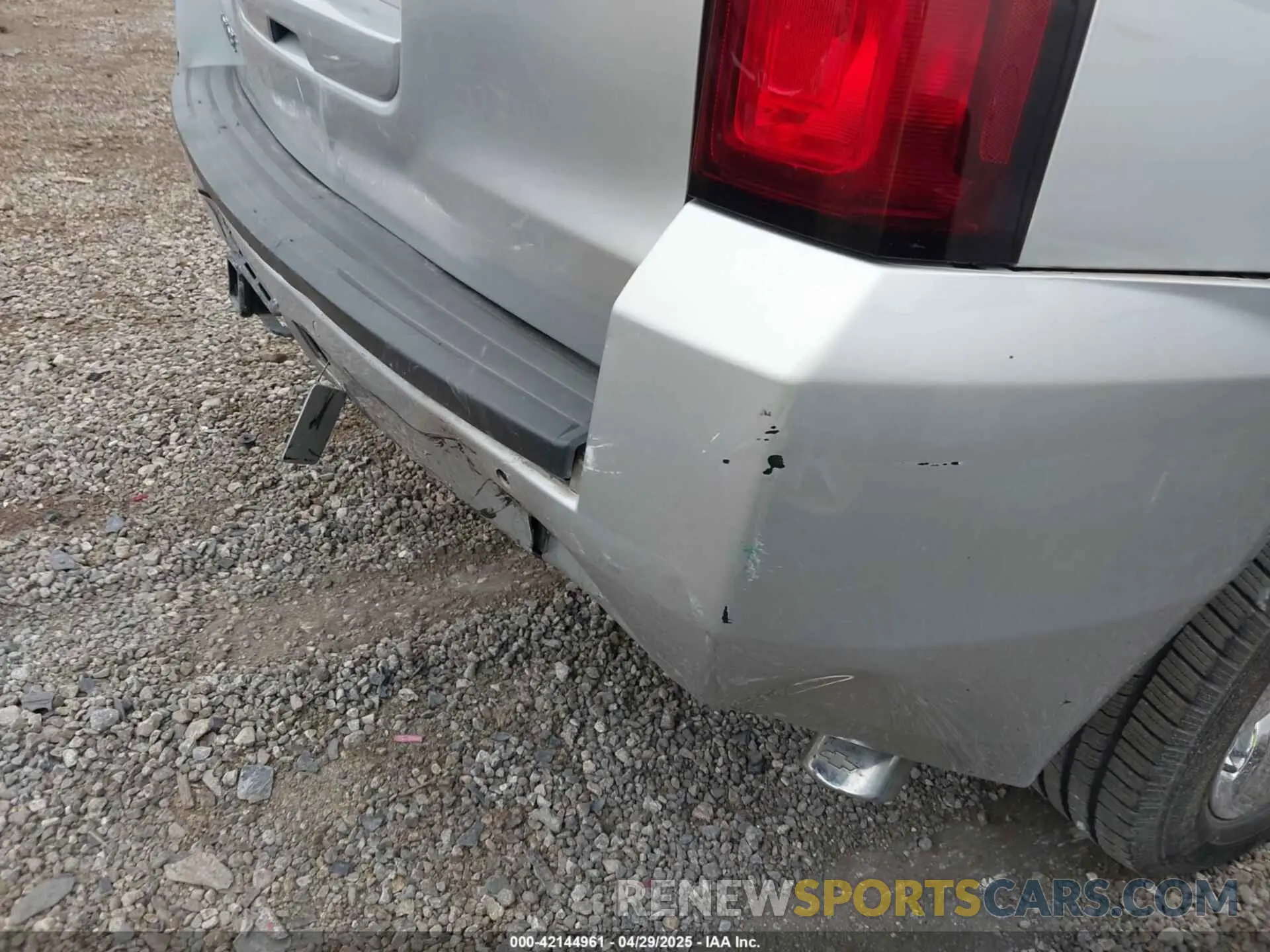 17 Photograph of a damaged car 1GNSCBKC1KR191789 CHEVROLET TAHOE 2019