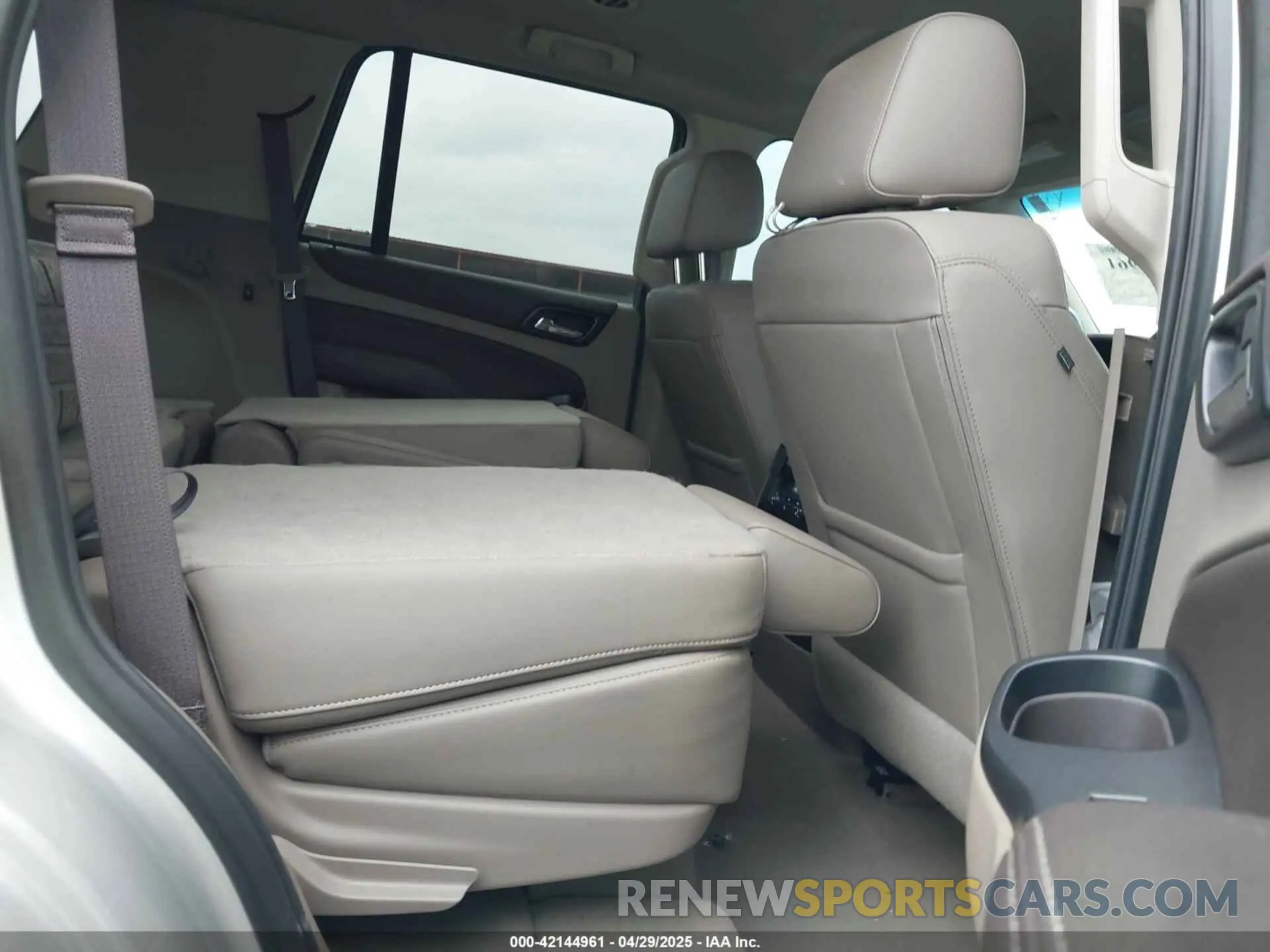 8 Photograph of a damaged car 1GNSCBKC1KR191789 CHEVROLET TAHOE 2019