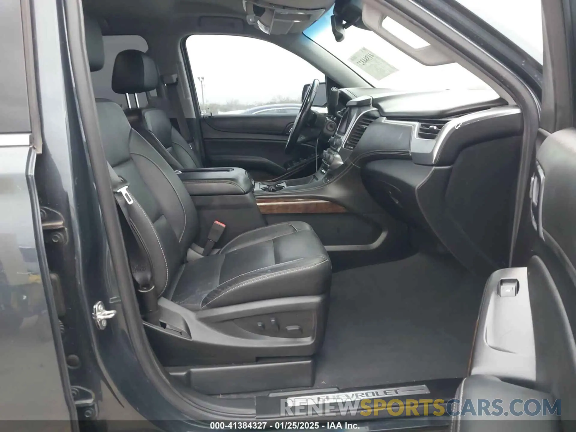 5 Photograph of a damaged car 1GNSCBKC8KR366460 CHEVROLET TAHOE 2019