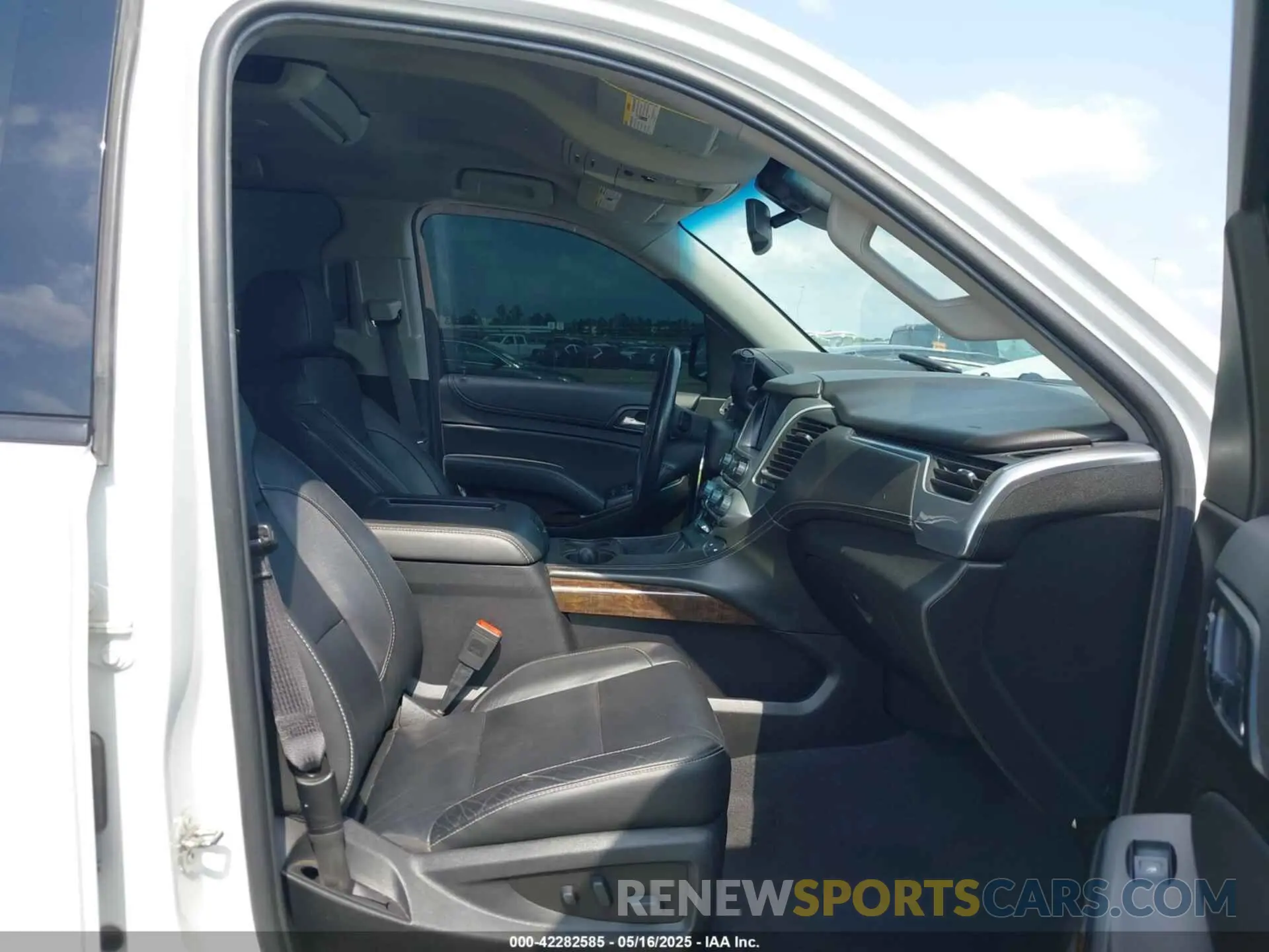 5 Photograph of a damaged car 1GNSCBKC9KR372204 CHEVROLET TAHOE 2019