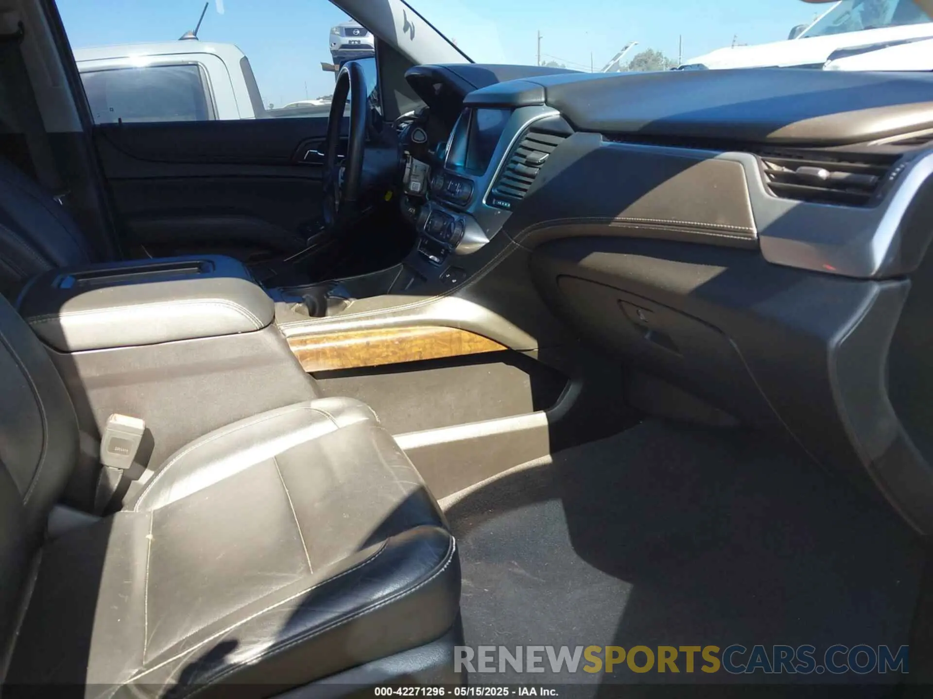 5 Photograph of a damaged car 1GNSCBKC9KR374907 CHEVROLET TAHOE 2019