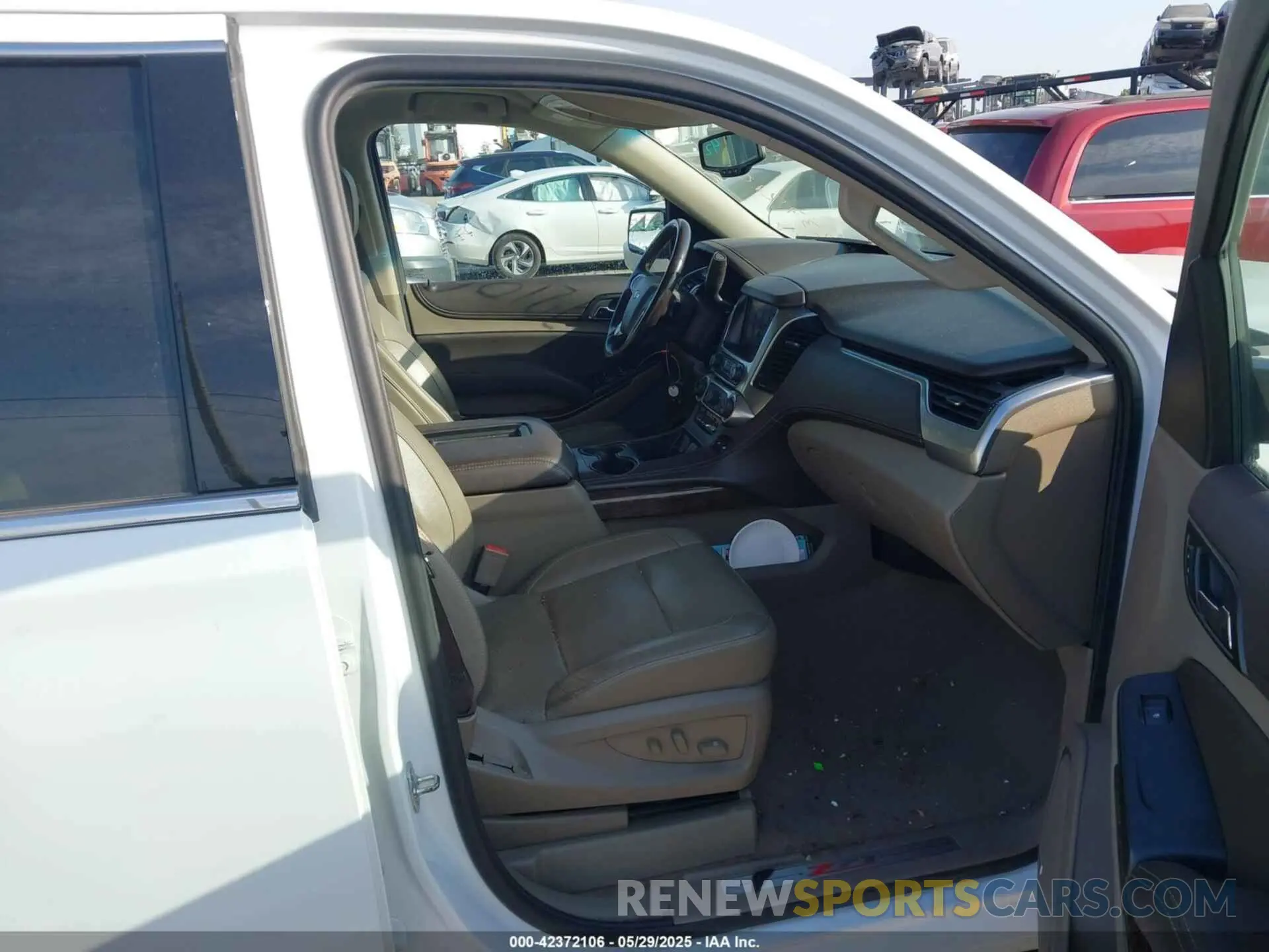 5 Photograph of a damaged car 1GNSKBKC2KR253915 CHEVROLET TAHOE 2019