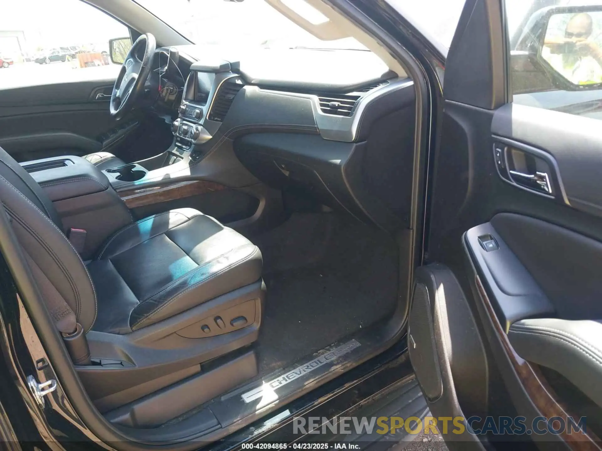 5 Photograph of a damaged car 1GNSKBKC3KR109743 CHEVROLET TAHOE 2019